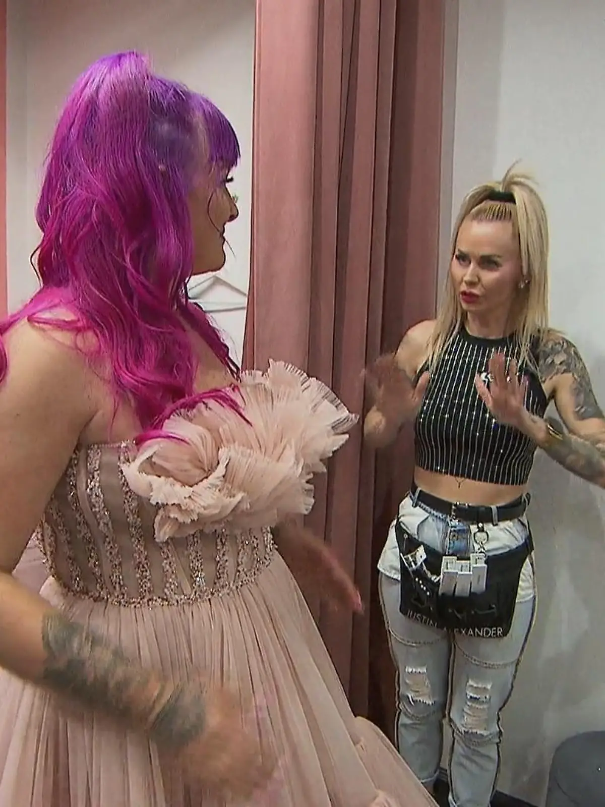 Bild zu: "Kann das rosa Glitzerkleid Constanze überzeugen?"