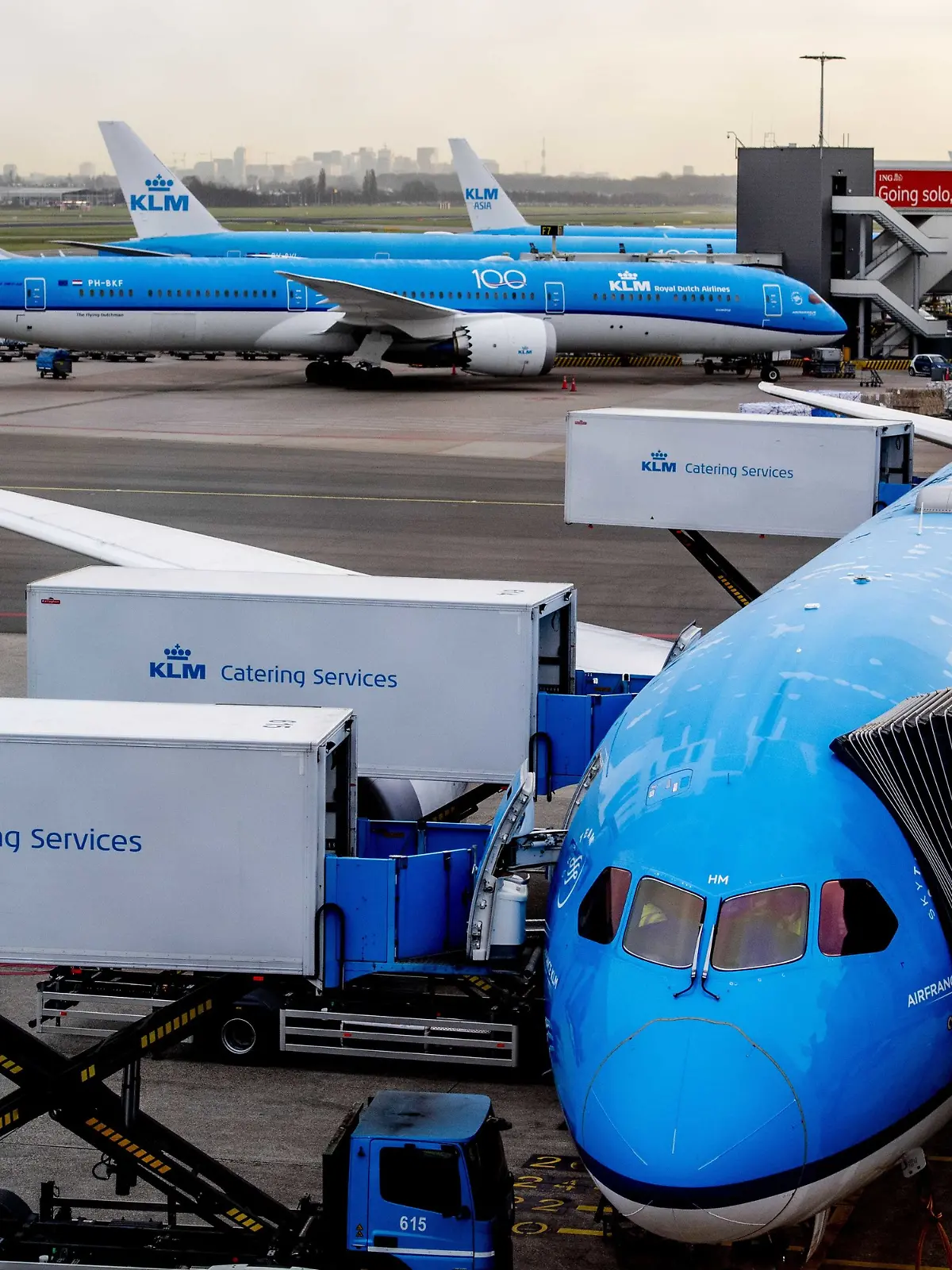 Bild zu: "Alarm am Hamburger Flughafen! Boeing geht mit qualmendem Triebwerk runter"