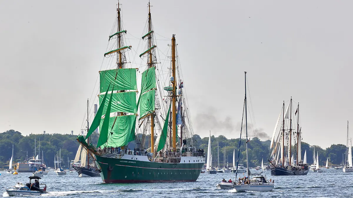 24.06.2023, Schleswig-Holstein, Kiel: Angeführt vom Segelschulschiff "Alexander von Humboldt II" fahren Boote, Segler und Traditionssegler bei der Windjammerparade der Kieler Woche auf der Förde. Foto: Georg Wendt/dpa +++ dpa-Bildfunk +++