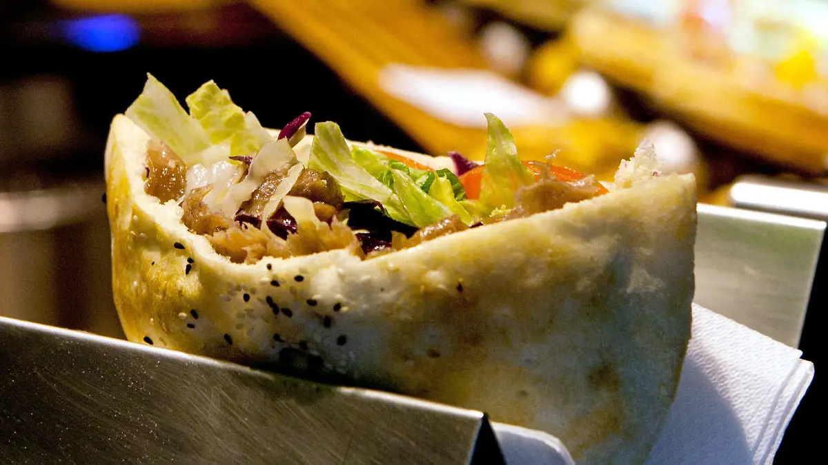 ARCHIV - ILLUSTRATION - Ein Döner Kebap liegt am 29.06.2011 in einer Imbissbude in der Innenstadt in Stuttgart. Vor dem Verwaltungsbericht Augsburg (Bayern) wird am 06.12.2017 das Urteil im Streit um einen nächtlichen Dönerverkauf erwartet. Die Stadt Kempten hat dem Besitzer eines Dönerimbisses verboten, nach 22.00 Uhr seine Speisen im Straßenverkauf anzubieten. Anwohner hatten sich über nächtliche Ruhestörung beschwert. Foto: Söhnke Callsen/dpa +++(c) dpa - Bildfunk+++