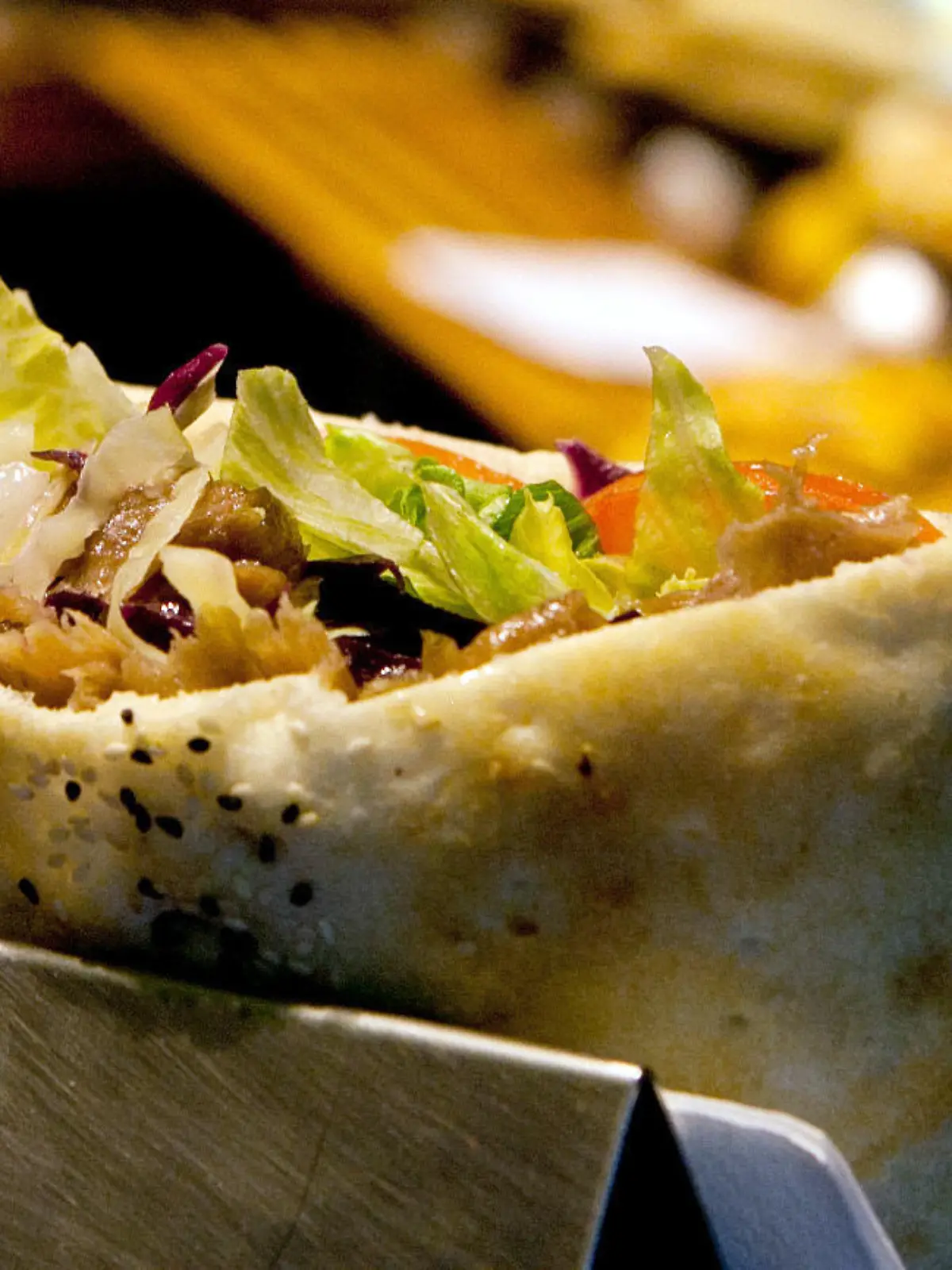 ARCHIV - ILLUSTRATION - Ein Döner Kebap liegt am 29.06.2011 in einer Imbissbude in der Innenstadt in Stuttgart. Vor dem Verwaltungsbericht Augsburg (Bayern) wird am 06.12.2017 das Urteil im Streit um einen nächtlichen Dönerverkauf erwartet. Die Stadt Kempten hat dem Besitzer eines Dönerimbisses verboten, nach 22.00 Uhr seine Speisen im Straßenverkauf anzubieten. Anwohner hatten sich über nächtliche Ruhestörung beschwert. Foto: Söhnke Callsen/dpa +++(c) dpa - Bildfunk+++