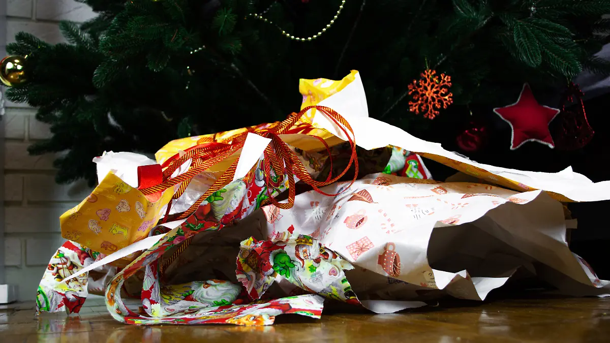 Geschenkpapier unter dem Weihnachtsbaum