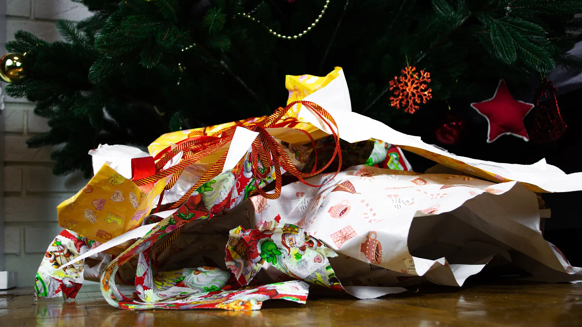 Geschenkpapier unter dem Weihnachtsbaum