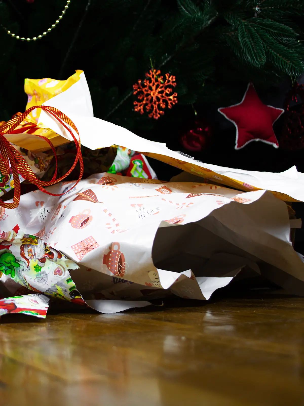Geschenkpapier unter dem Weihnachtsbaum