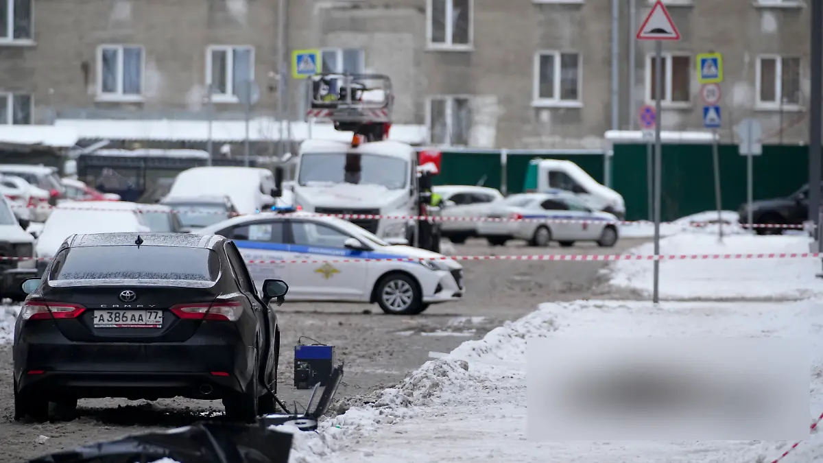 Eine Leiche liegt vor einem Wohnhaus in Moskau. Auf der Straße war ein E-Roller explodiert. Die Detonation tötete den russischen Generalleutnant Igor Kirillow und seinen Gehilfen.