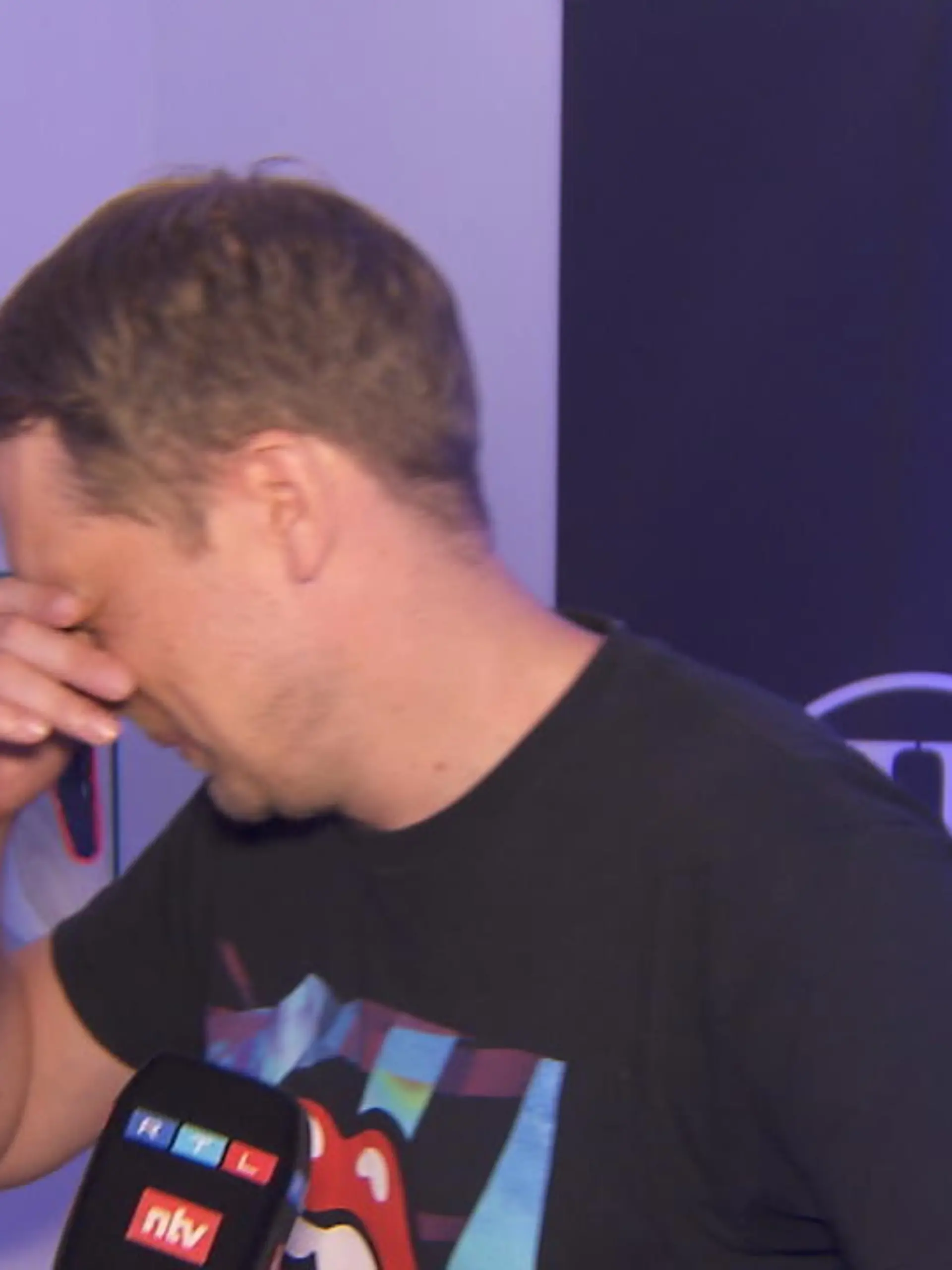 Gerüchten zufolge soll es in der Ehe zwischen Amira und Oliver Pocher kriseln. Wir haben den Comedian auf einer Veranstaltung in Offenbach getroffen und ihn gefragt, was an den Gerüchten dran ist.