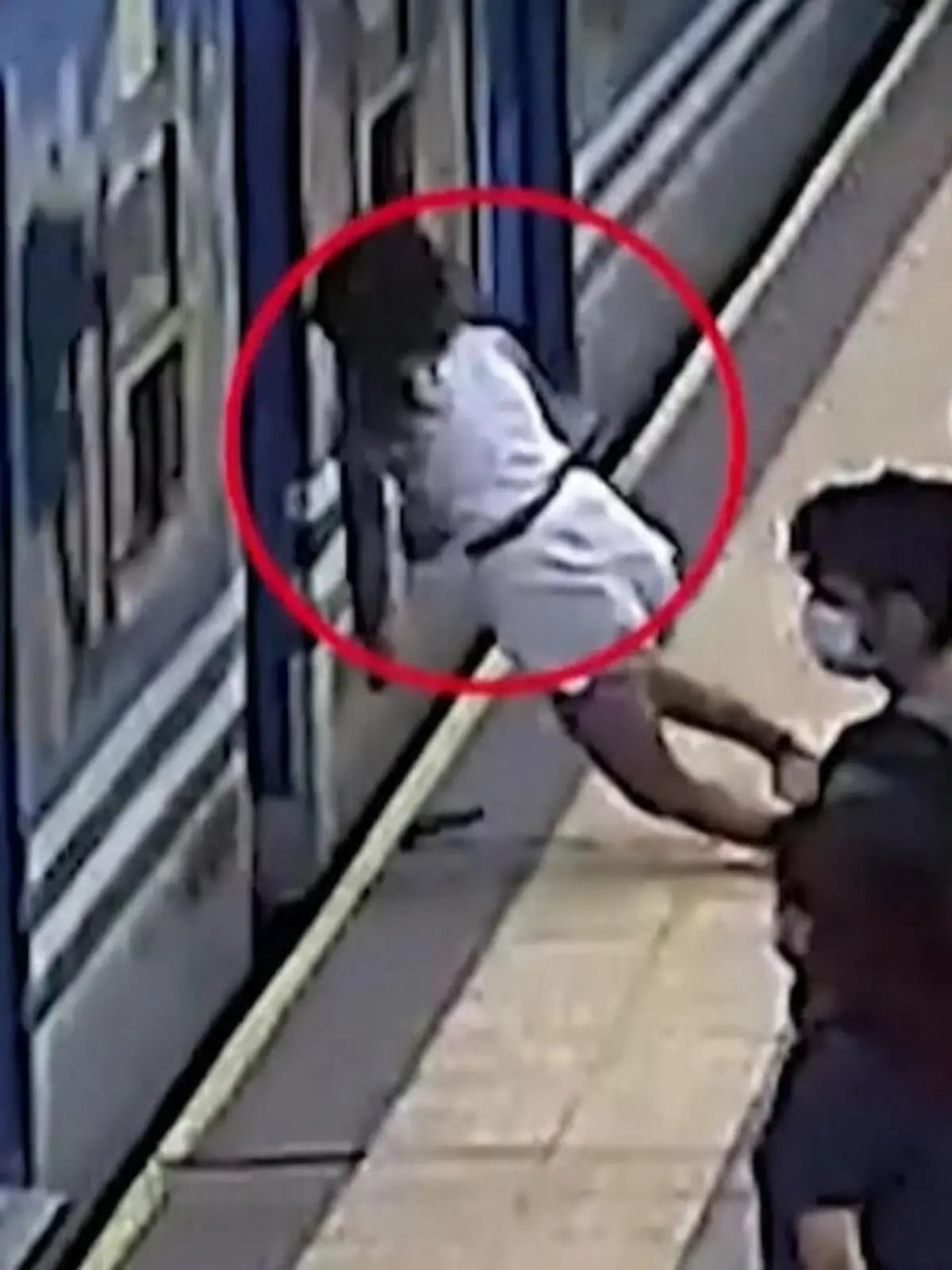 Sie weiß immer noch nicht, wie sie das überlebt hat! An einem Bahnsteig in Argentinien ist eine Frau ohnmächtig geworden – als ein Zug einfährt. Überwachungskameras filmen den Moment. Augenzeugen rechnen bereits mit dem Schlimmsten. Doch: Relativ unbeschadet konnte die Frau aus dem Gleisbett gezogen werden. Sie wurde vorsorglich in ein Krankenhaus gebracht.