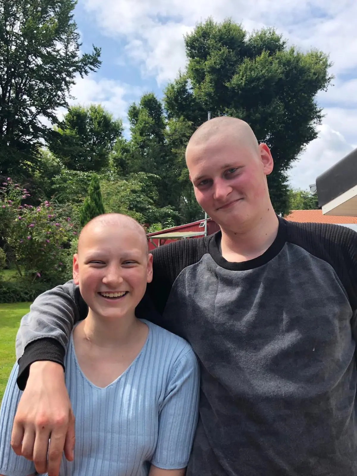 Kjell, der Bruder von Liv, zeigt Solidarität mit seiner Schwester.
