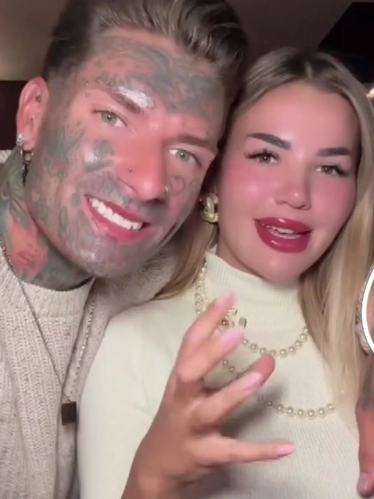 Nikola Glumac lässt sich Kim Virginias Namen ins Gesicht tätowieren
