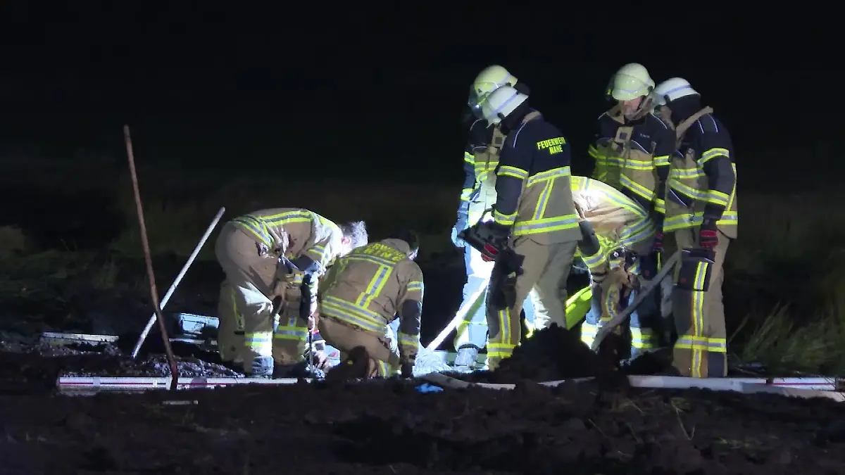 Völlig hilflos! Landwirt (51) steckt bis zu den Achseln im Moor fest