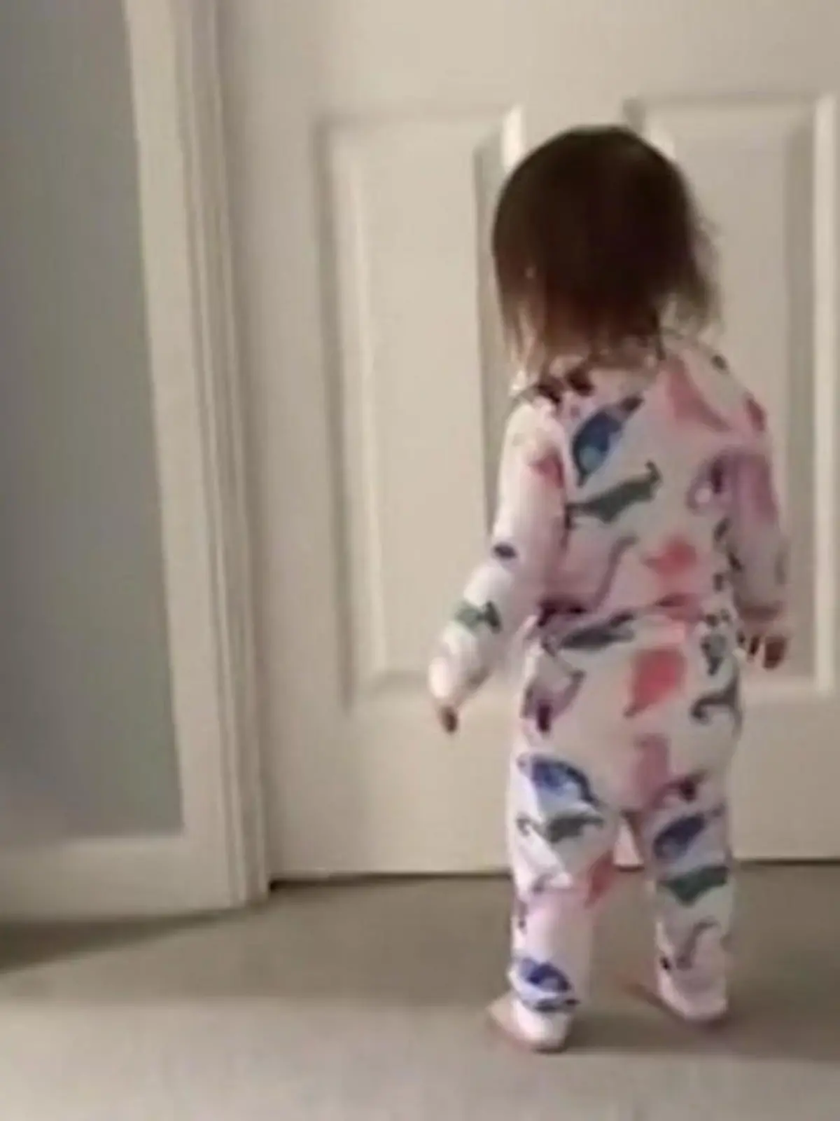 Bild zu: "Daddy, geht’s dir nicht gut? Papa kotzt, Kind glotzt"