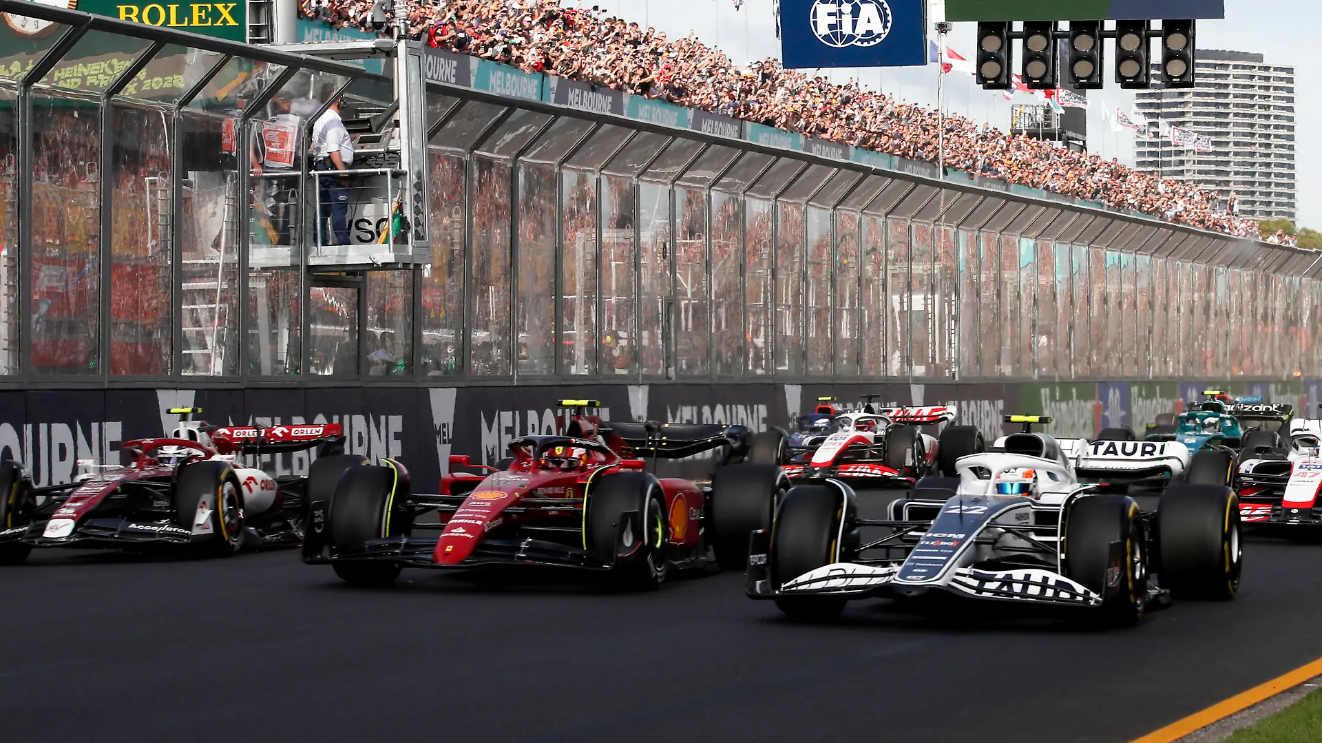 Formula 1 2022: Australian GP MELBOURNE GRAND PRIX CIRCUIT, AUSTRALIA - APRIL 10: Yuki Tsunoda, AlphaTauri AT03, leads Carlos Sainz, Ferrari F1-75, Zhou Guanyu, Alfa Romeo C42, and the remainder of the field at the start during the Australian GP at Melbourne Grand Prix Circuit on Sunday April 10, 2022 in Melbourne, Australia. Photo by Zak Mauger / LAT Images Images PUBLICATIONxINxGERxSUIxAUTxHUNxONLY GP2203_140308_54I2185