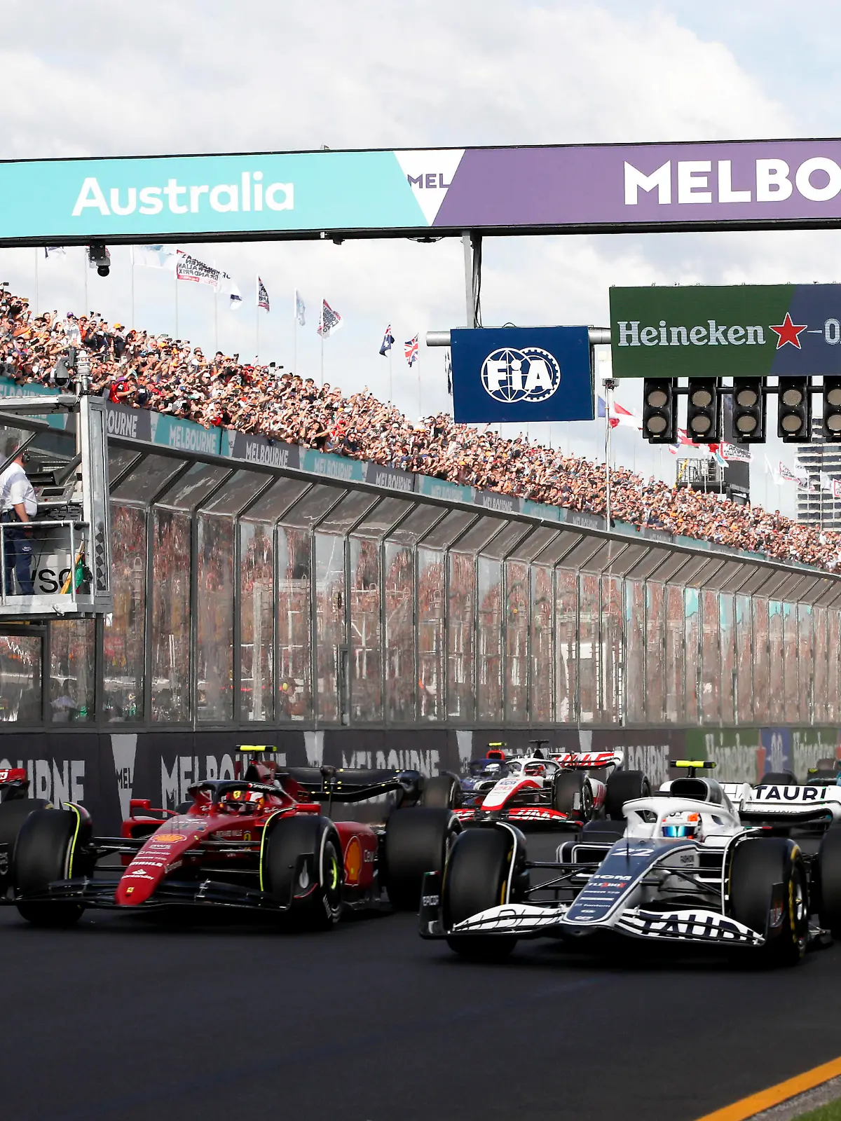  Formula 1 2022: Australian GP MELBOURNE GRAND PRIX CIRCUIT, AUSTRALIA - APRIL 10: Yuki Tsunoda, AlphaTauri AT03, leads Carlos Sainz, Ferrari F1-75, Zhou Guanyu, Alfa Romeo C42, and the remainder of the field at the start during the Australian GP at Melbourne Grand Prix Circuit on Sunday April 10, 2022 in Melbourne, Australia. Photo by Zak Mauger / LAT Images Images PUBLICATIONxINxGERxSUIxAUTxHUNxONLY GP2203_140308_54I2185
