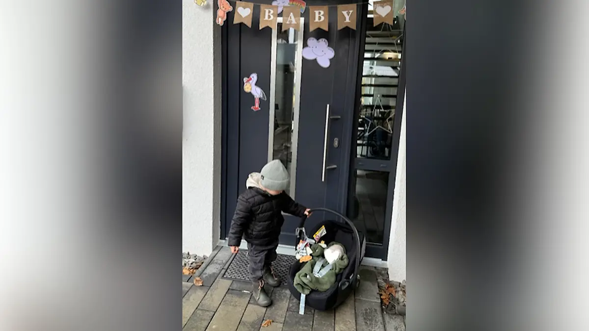 Auch der große Bruder ist happy über den Nachwuchs.
