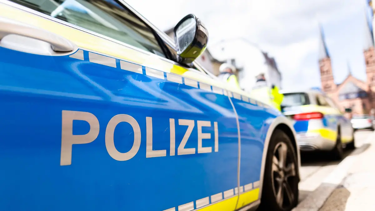 ARCHIV - 05.05.2021, Baden-Württemberg, Freiburg: Zwei Einsatzfahrzeuge der Polizei stehen in Freiburg am Straßenrand. (zu dpa: «Rechtsextreme Gewalttaten im Südwesten auf gleichbleibendem Niveau») Foto: Philipp von Ditfurth/dpa +++ dpa-Bildfunk +++