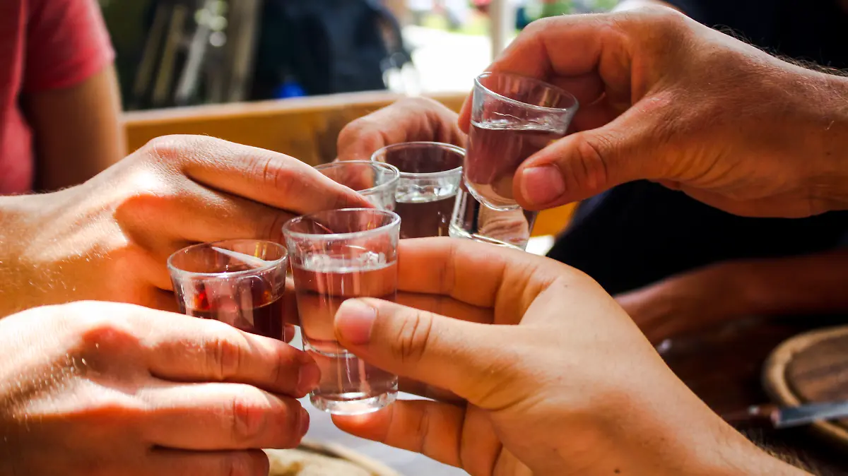 Hilft Schnaps wirklich bei der Verdauung?