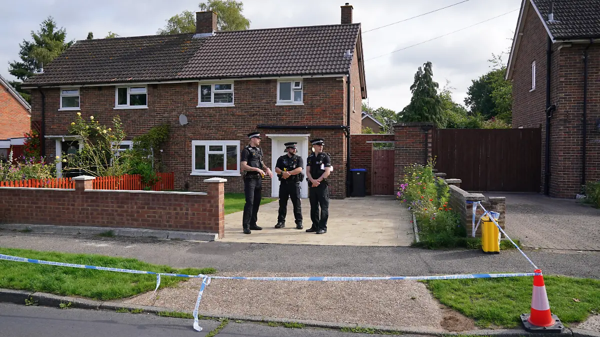 Urfan Sharif court case. File photo dated 11/08/23 of Surrey Police officers outside a property on Hammond Road in Woking, Surrey, where a 10-year-old Sara Sharif’s body was found after officers were called to the address following a concern for safety. Her father, Urfan Sharif, has confessed to killing his daughter at the Old Bailey in London, after telling jurors he took „full responsibility” for the 10-year-old’s death. Issue date: Wednesday November 13, 2024. Taxi driver Urfan Sharif, 42, had sought to blame Sara’s stepmother Beinash Batool, 30, for her death, claiming he was out at work when his daughter was being abused. But on the seventh day of his evidence at the Old Bailey, he told jurors he took „full responsibility” for what happened but did not intend to hurt his daughter. He went on to admit hitting Sara with a cricket bat as she was bound with packaging tape. He repeatedly throttled her with his bare hands, breaking the hyoid bone in her neck, and battered her over the head with a mobile phone, he said. See PA story COURTS Woking. Photo credit should read: Jonathan Brady/PA Wire URN:78198965