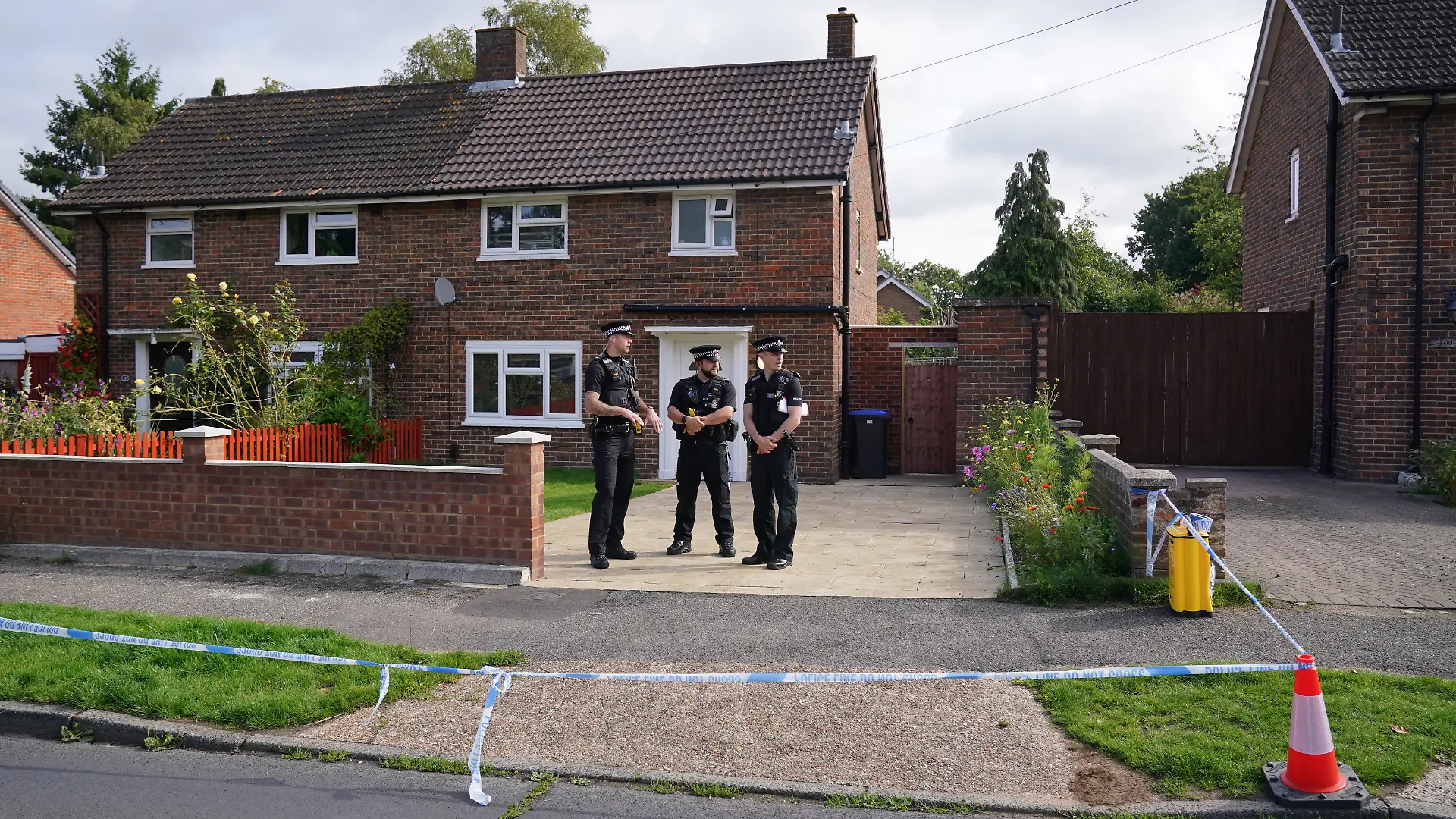 Urfan Sharif court case. File photo dated 11/08/23 of Surrey Police officers outside a property on Hammond Road in Woking, Surrey, where a 10-year-old Sara Sharif’s body was found after officers were called to the address following a concern for safety. Her father, Urfan Sharif, has confessed to killing his daughter at the Old Bailey in London, after telling jurors he took „full responsibility” for the 10-year-old’s death. Issue date: Wednesday November 13, 2024. Taxi driver Urfan Sharif, 42, had sought to blame Sara’s stepmother Beinash Batool, 30, for her death, claiming he was out at work when his daughter was being abused. But on the seventh day of his evidence at the Old Bailey, he told jurors he took „full responsibility” for what happened but did not intend to hurt his daughter. He went on to admit hitting Sara with a cricket bat as she was bound with packaging tape. He repeatedly throttled her with his bare hands, breaking the hyoid bone in her neck, and battered her over the head with a mobile phone, he said. See PA story COURTS Woking. Photo credit should read: Jonathan Brady/PA Wire URN:78198965