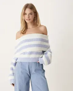 Miss Selfridge – Gestreifter Strickpullover in Pastellblau mit Carmen-Ausschnitt
