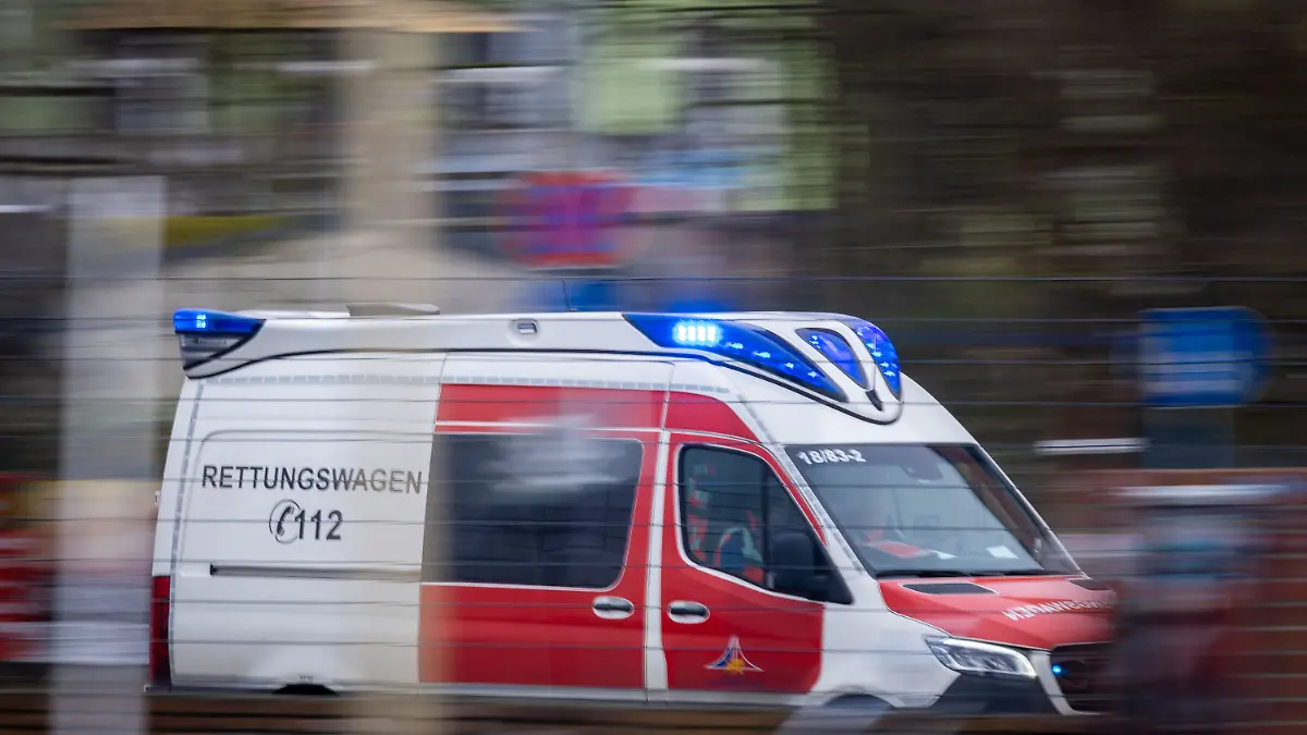 Mit Blaulicht ist ein Rettungswagen zu einem Notfall-Einsatz unterwegs.