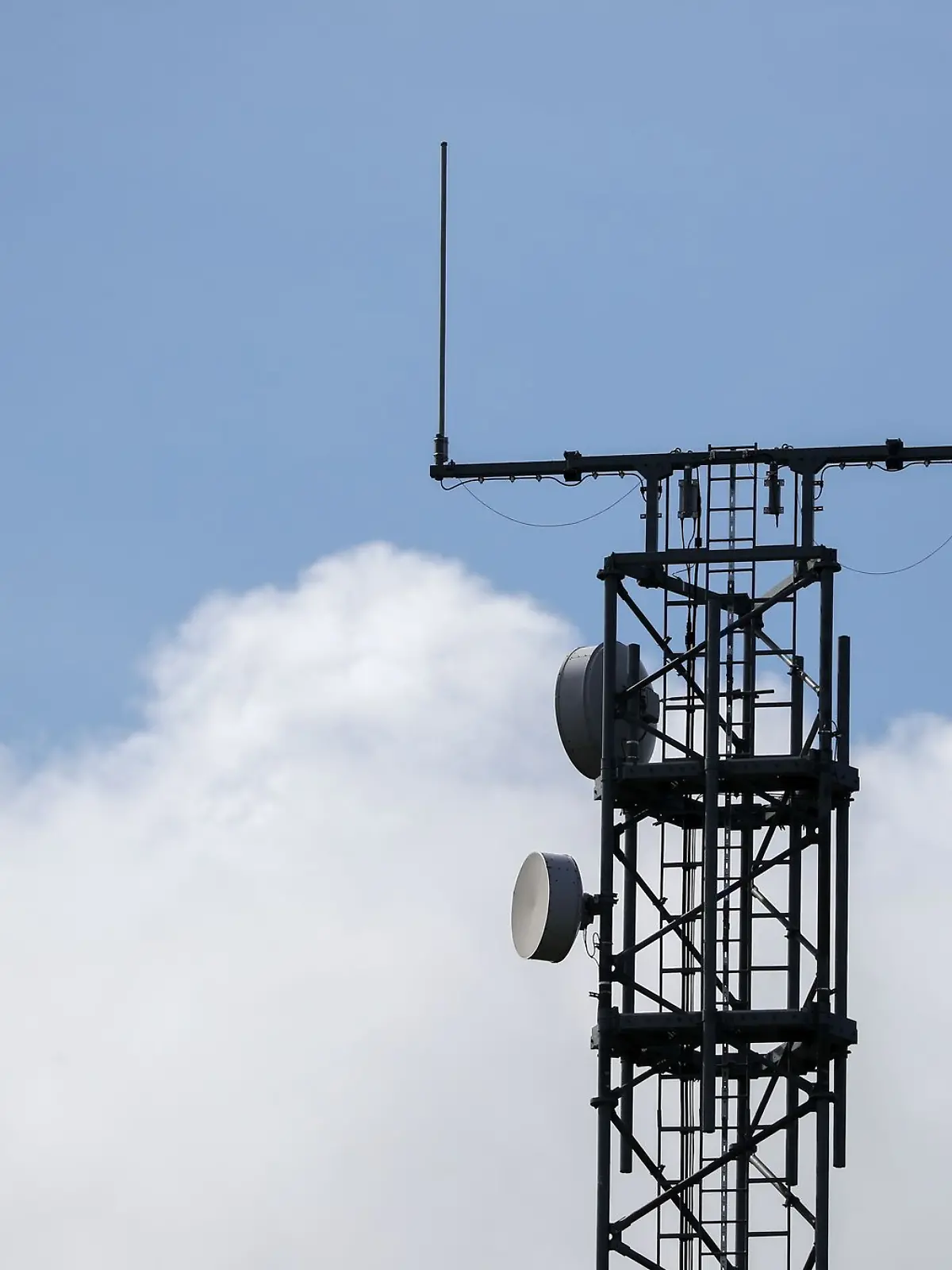 Bild zu: "800.000 Menschen ohne Handy und TV"
