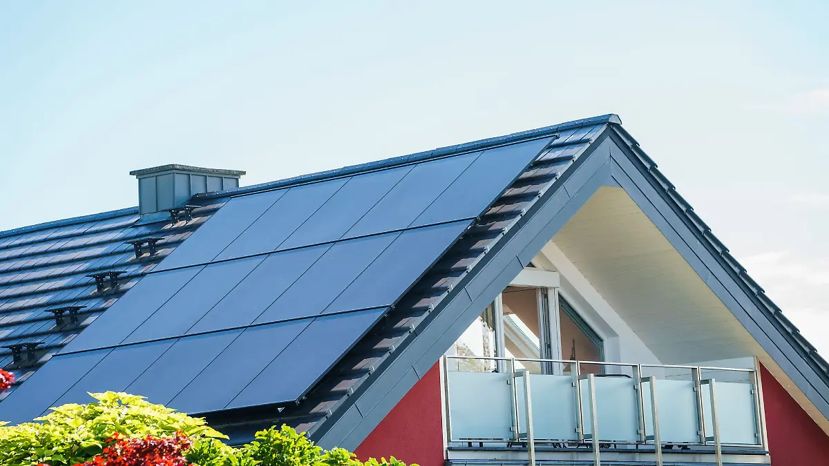 Auf immer mehr hessischen Dächern finden sich Solarmodule. (Archivbild)