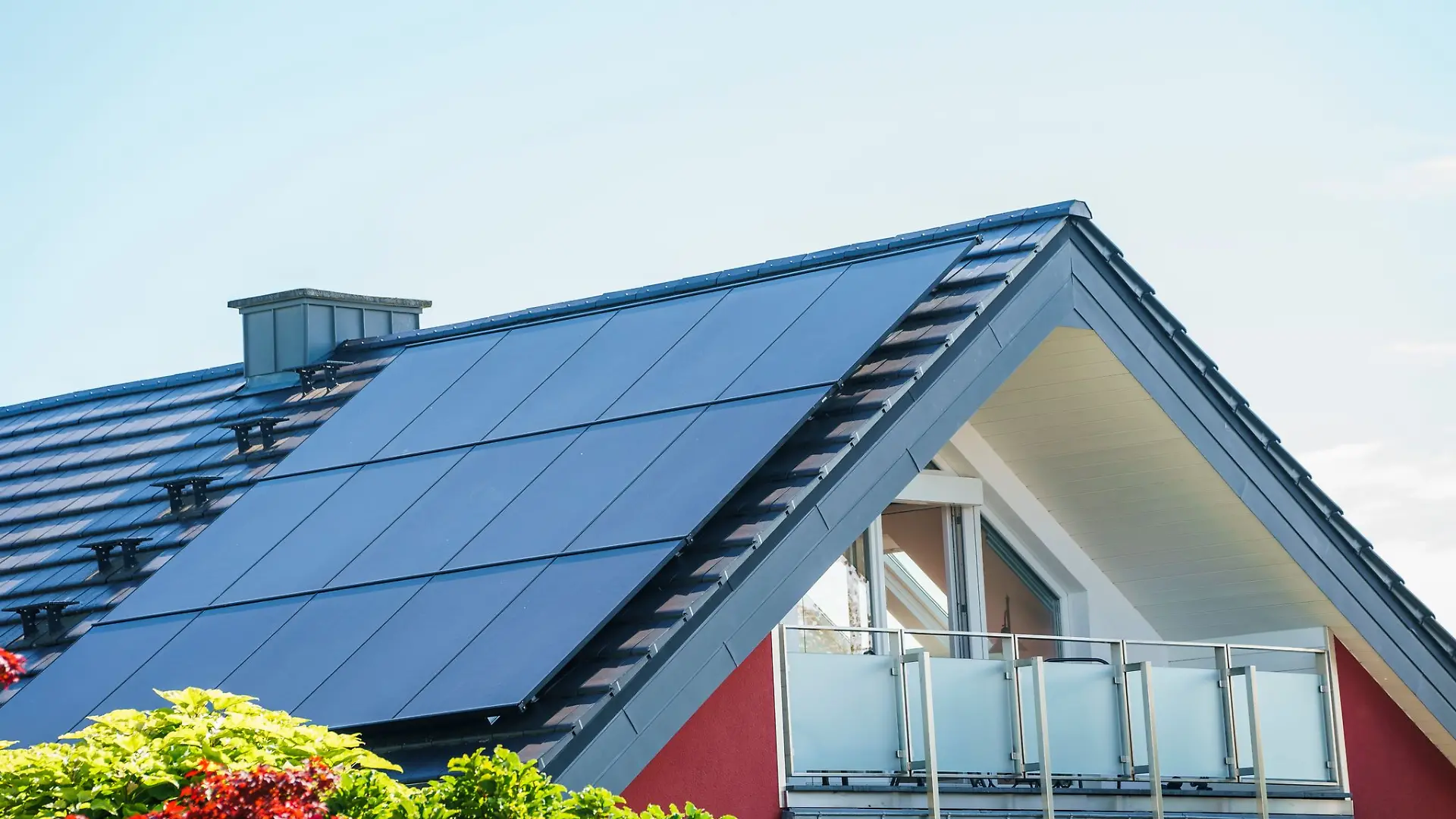 Auf immer mehr hessischen Dächern finden sich Solarmodule. (Archivbild)