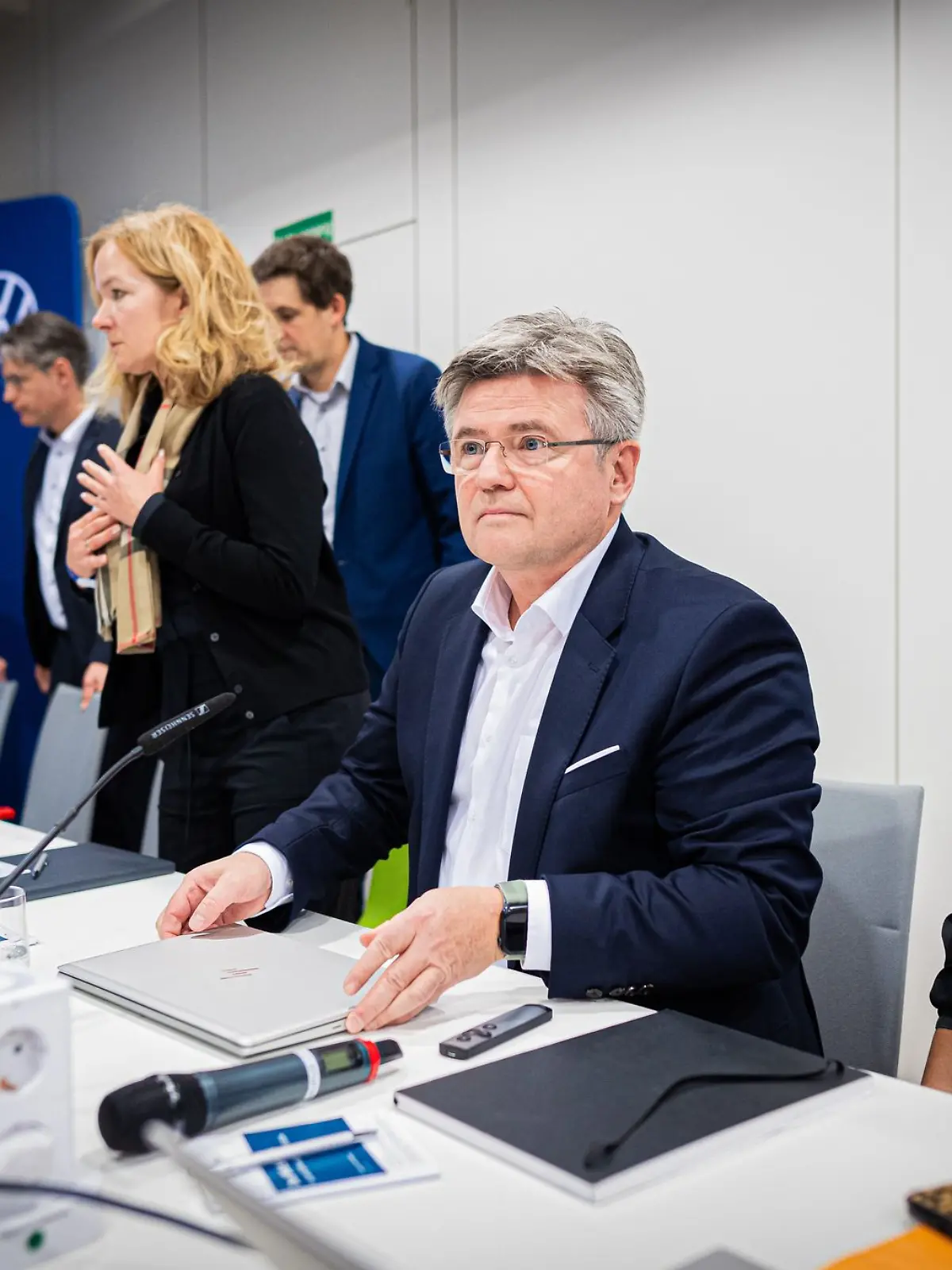 VW-Verhandlungsführer Arne Meiswinkel (2.v.r.) ringt mit der IG Metall um einen Kompromiss im Tarifstreit. (Archivfoto)
