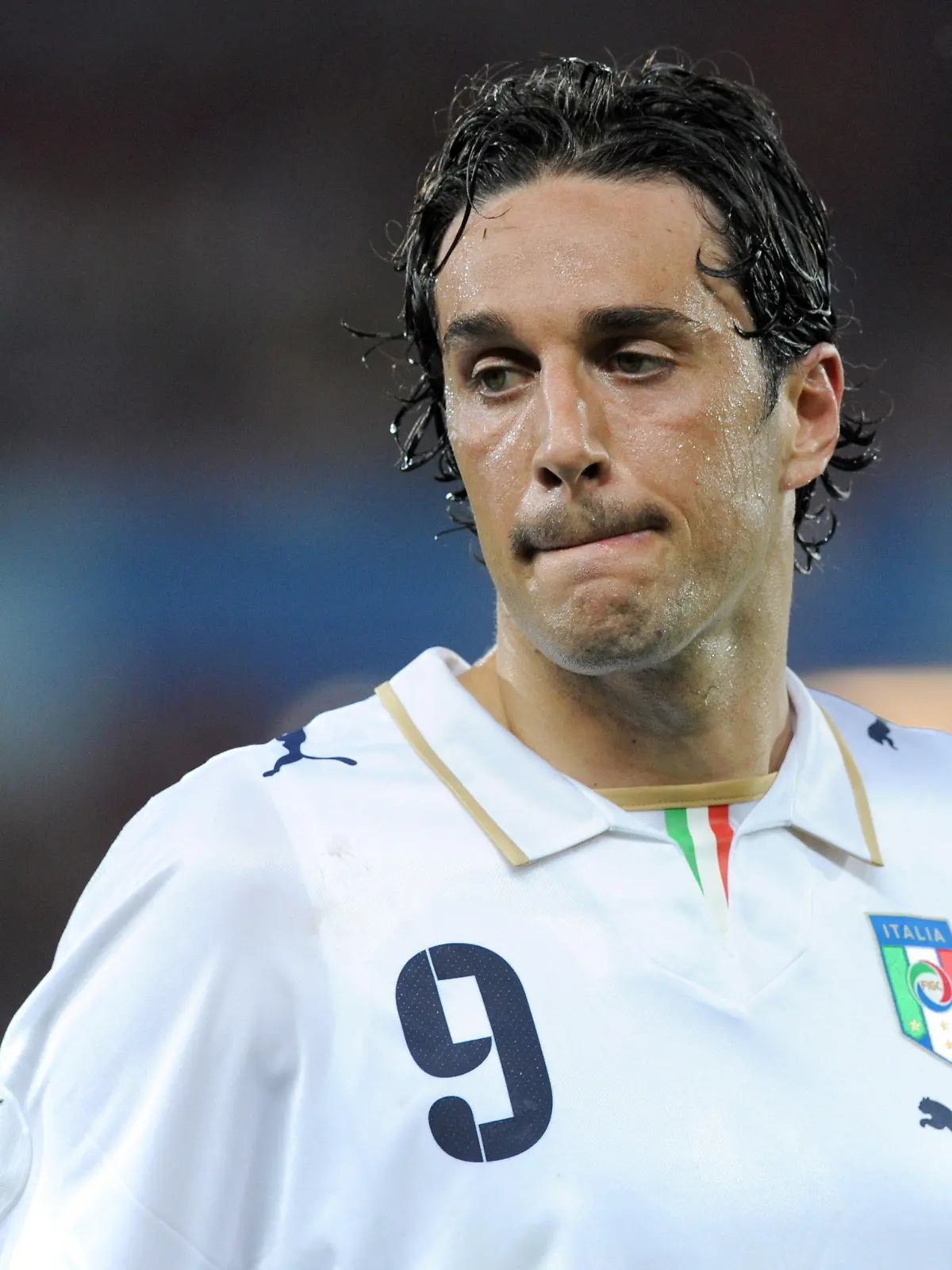 ARCHIV - Der italienische Fußball-Nationalspieler Luca Toni verzieht in der Euro-2008-Partie gegen Spanien in Wien den Mund (Archivfoto vom 22.06.2008). Toni gehört zu den Stars, die bei der WM in Südafrika nicht dabei sind. Foto: Achim Scheidemann dpa (zu dpa KORR: "Verschmäht, verletzt, verloren: Stars fehlen bei WM" vom 28.05.2010)  +++(c) dpa - Bildfunk+++