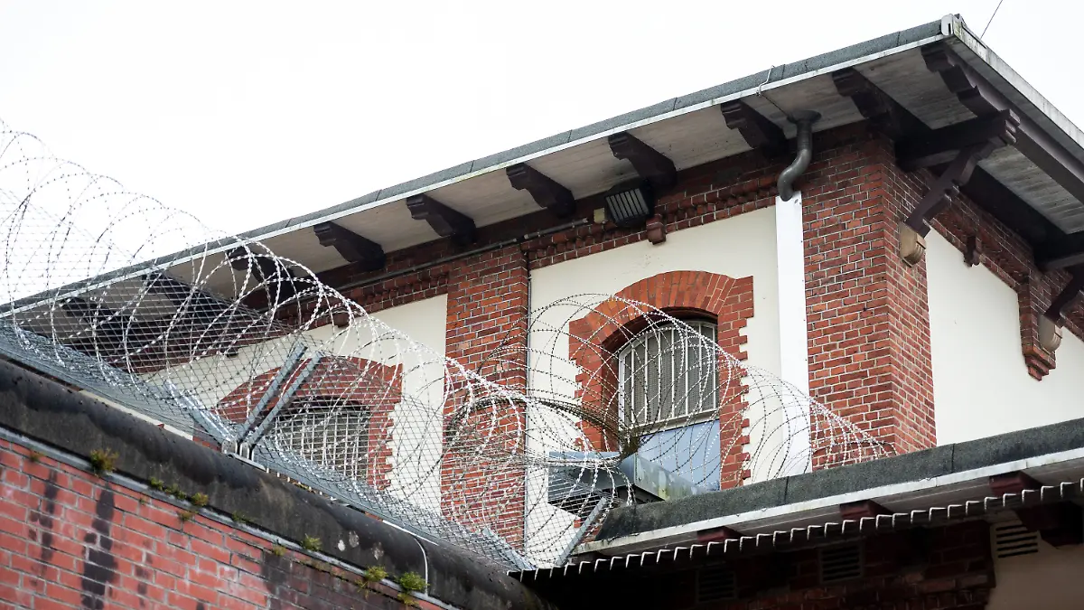 ARCHIV - 10.05.2023, Hamburg: Stacheldraht und vergitterte Fenster sichern den forensischen Teil (geschlossene Unterbringung) der psychiatrischen Klinik der Hamburger Asklepios-Klinik Nord / Ochsenzoll. 130 Jahre nach ihrer Gründung stellt die starke Zunahme der psychiatrischen Erkrankungen die Klinik vor große Herausforderungen. (zu dpa: «Suche nach aus Entziehungsanstalt geflohenem Mann dauert an») Foto: Daniel Bockwoldt/dpa +++ dpa-Bildfunk +++