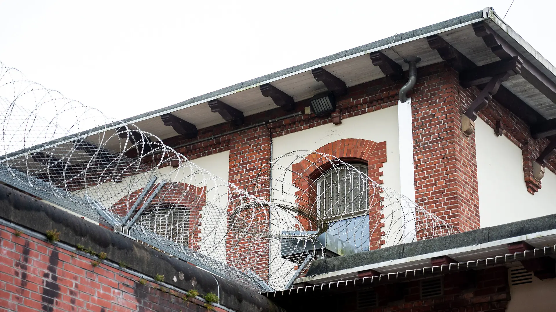 ARCHIV - 10.05.2023, Hamburg: Stacheldraht und vergitterte Fenster sichern den forensischen Teil (geschlossene Unterbringung) der psychiatrischen Klinik der Hamburger Asklepios-Klinik Nord / Ochsenzoll. 130 Jahre nach ihrer Gründung stellt die starke Zunahme der psychiatrischen Erkrankungen die Klinik vor große Herausforderungen. (zu dpa: «Suche nach aus Entziehungsanstalt geflohenem Mann dauert an») Foto: Daniel Bockwoldt/dpa +++ dpa-Bildfunk +++