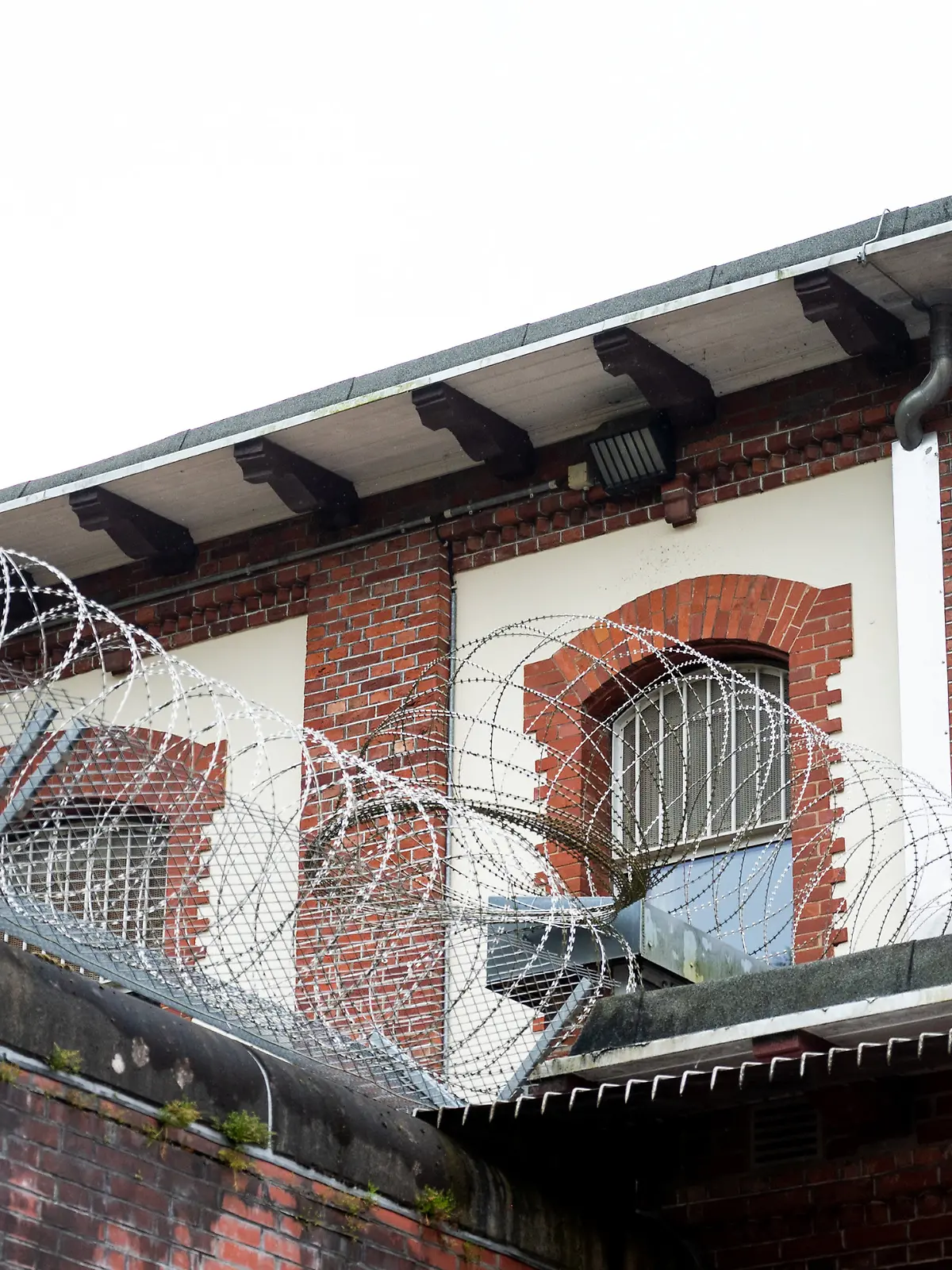 ARCHIV - 10.05.2023, Hamburg: Stacheldraht und vergitterte Fenster sichern den forensischen Teil (geschlossene Unterbringung) der psychiatrischen Klinik der Hamburger Asklepios-Klinik Nord / Ochsenzoll. 130 Jahre nach ihrer Gründung stellt die starke Zunahme der psychiatrischen Erkrankungen die Klinik vor große Herausforderungen. (zu dpa: «Suche nach aus Entziehungsanstalt geflohenem Mann dauert an») Foto: Daniel Bockwoldt/dpa +++ dpa-Bildfunk +++