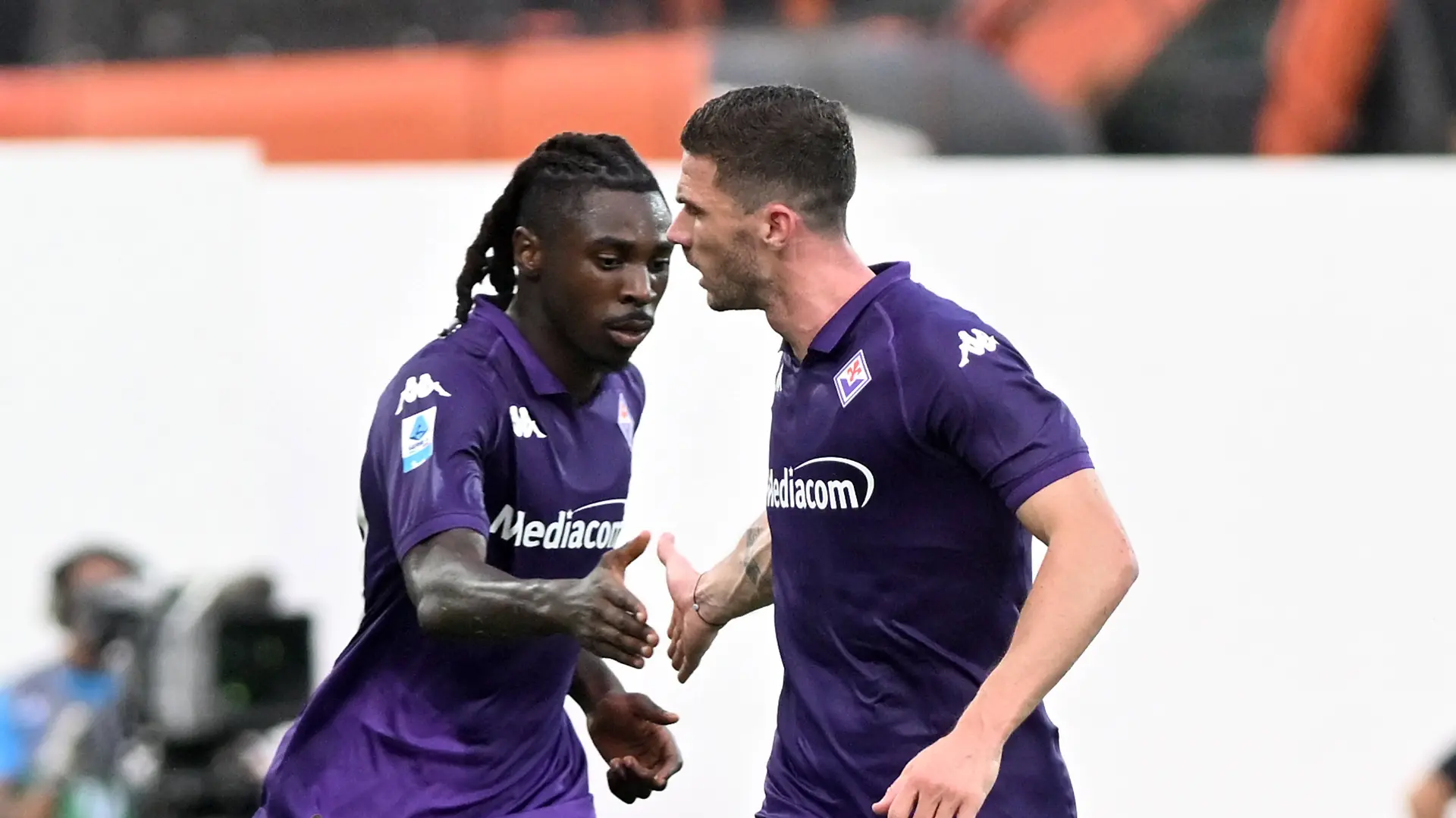Robin Gosens (r) und Moise Kean.