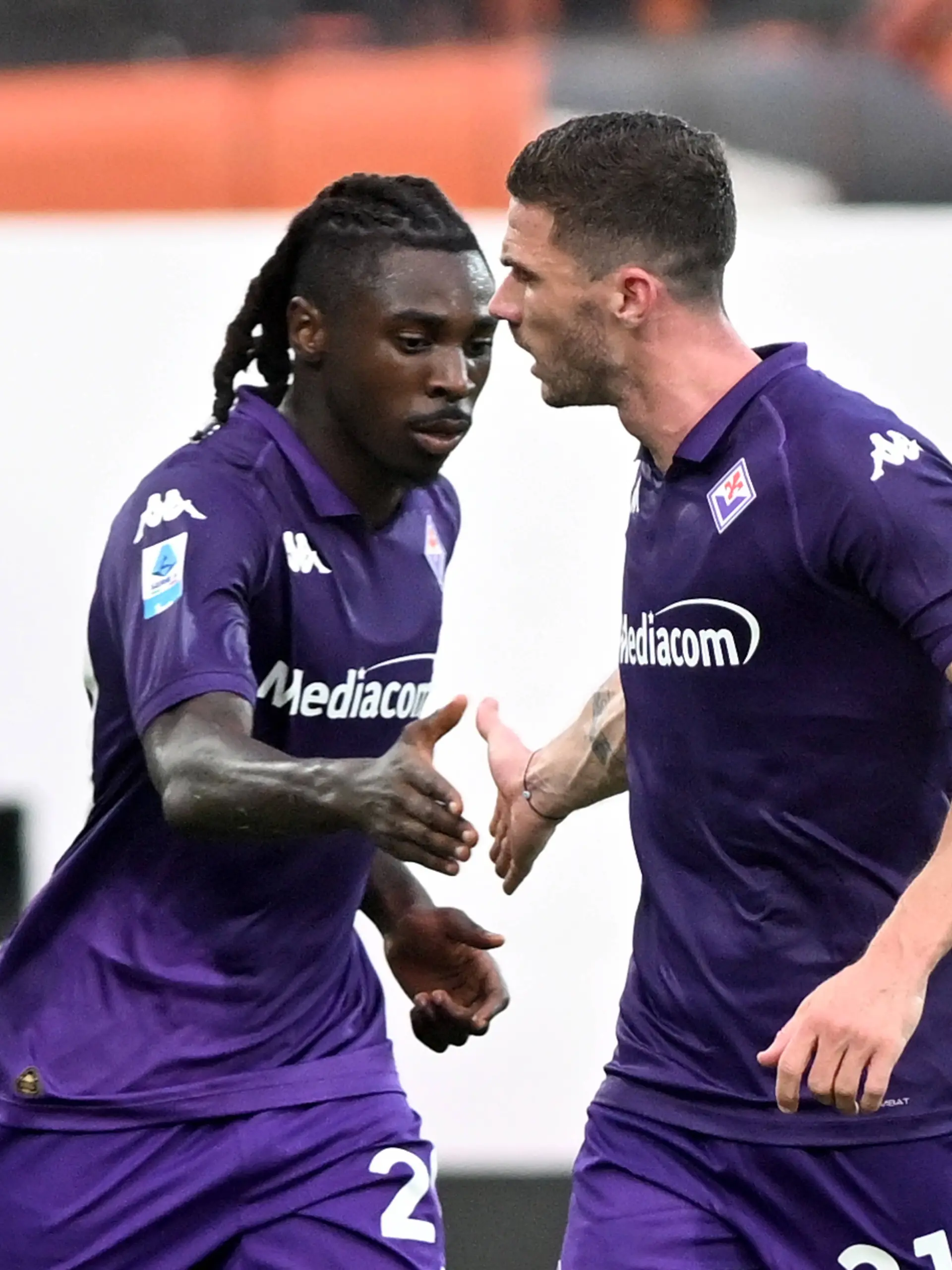 Robin Gosens (r) und Moise Kean.