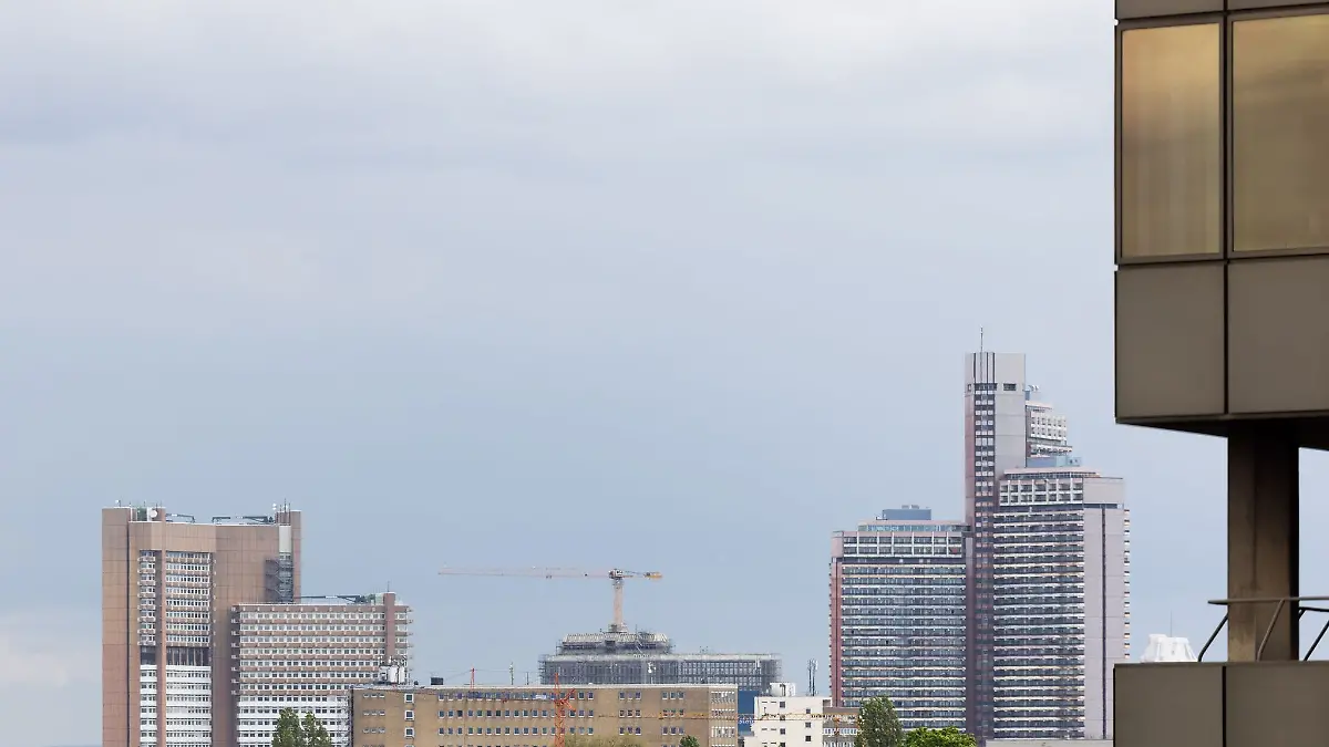 Nach dem Fund einer Bombe in Köln-Sülz muss unter anderem auch das Uni-Center evakuiert werden. (Archivbild)