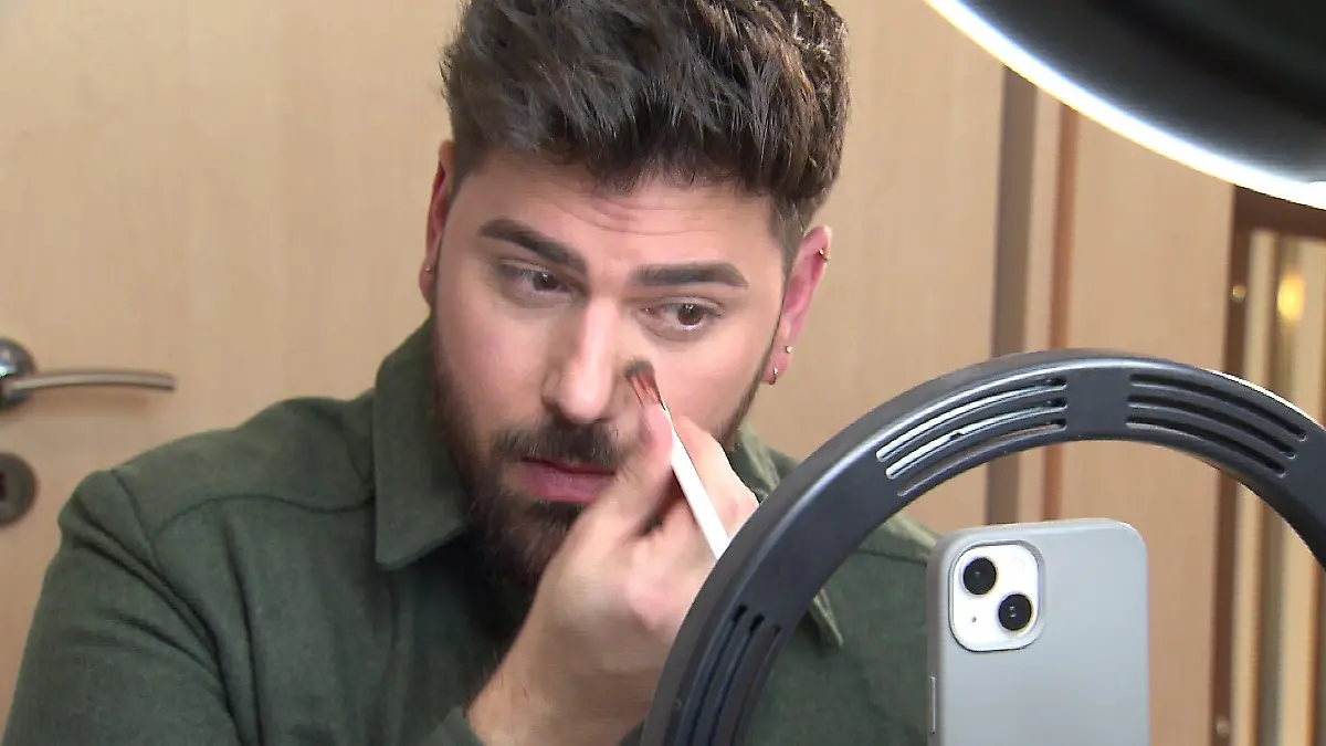 Abdeckstift für das frische Aussehen! Davide möchte seine kleinen Beauty-Helfer nicht mehr missen.