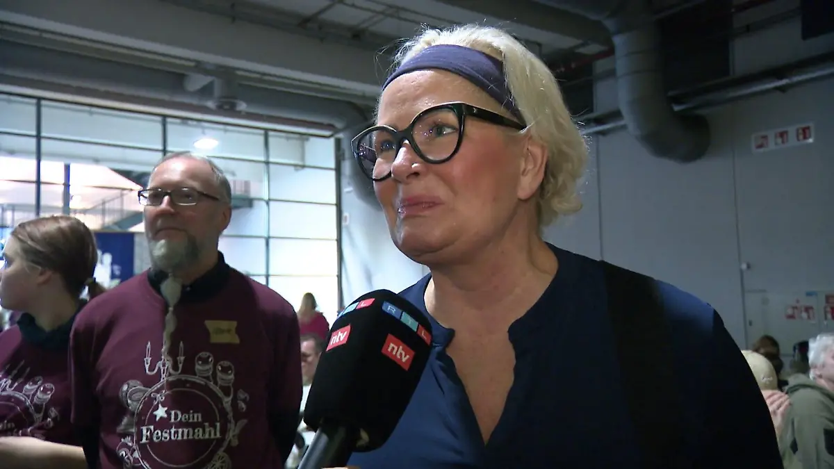 Bei dieser Aktion ist Claudia mächtig stolz auf ihren Effe Die Effenbergs verteilen Essen