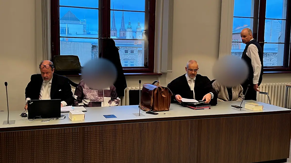 Sowohl Kirstin G., als auch Nadine E. brechen am letzten Prozesstag in Tränen aus.