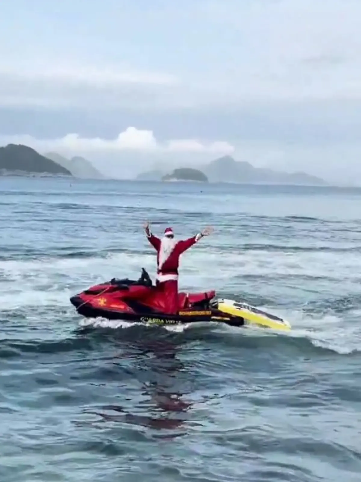 Der Weihnachtsmann in Rio de Janeiro fährt Jetski!