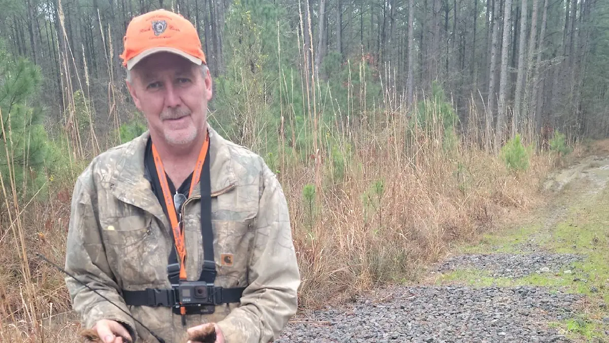 Bei dem toten Jäger soll es sich laut Daily Mail um Lester Harvey handeln, der auf seinem Facebook-Account regelmäßig zusammen Fotos von sich mit getöteten Tieren veröffentlicht hat.