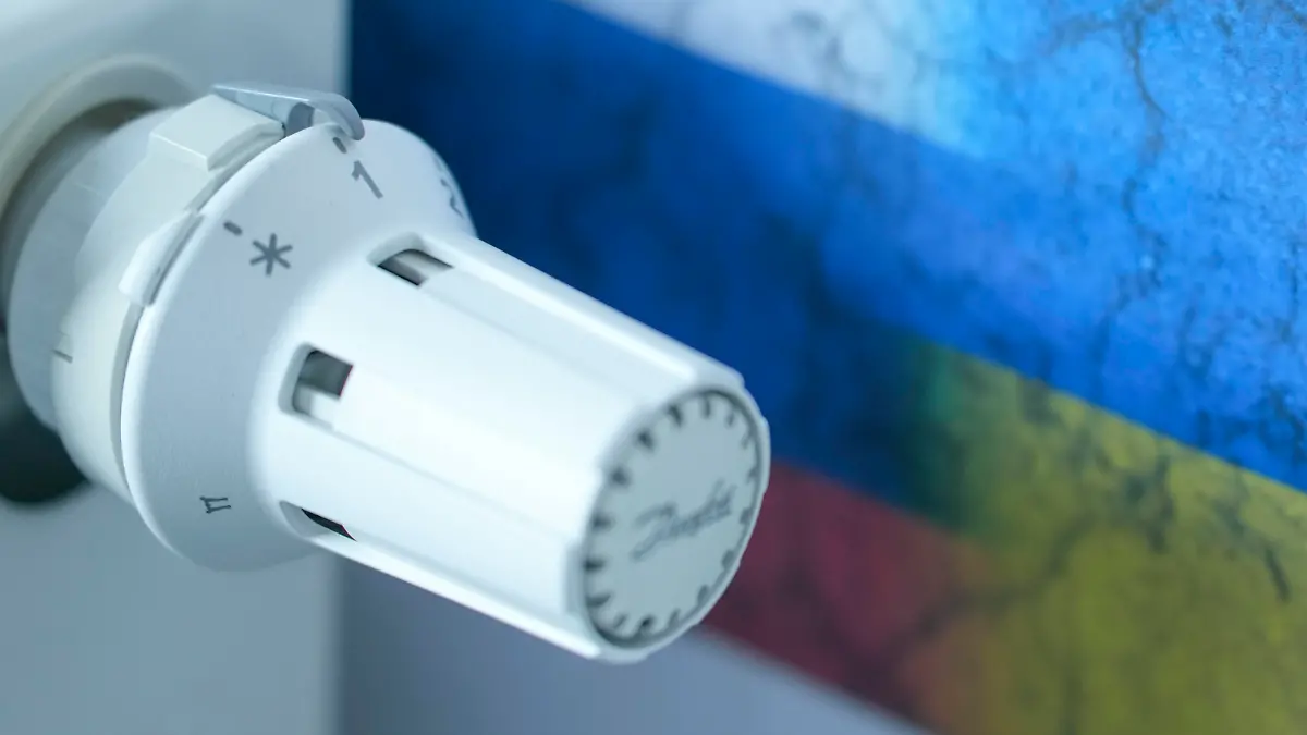 Symbolfoto Heizkosten und steigende Energiekosten durch den Russland Ukraine Konflikt Symbolbild von steigenden Heizkosten und Kosten für Heizung, Waerme, Oel, Gas und Energie durch die aktuelle Krise und Krieg zwischen Russland und der Ukraine Deutschland *** Symbol photo heating costs and rising energy costs due to the Russia Ukraine conflict Symbol image of rising heating costs and costs for heating, heat, oil, gas and energy due to the current crisis and war between Russia and Ukraine Germany