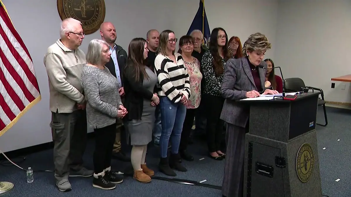 Angehörige von mutmaßlichen Heuermann-Opfern bei einer Pressekonferenz des Bezirke Suffolk County 