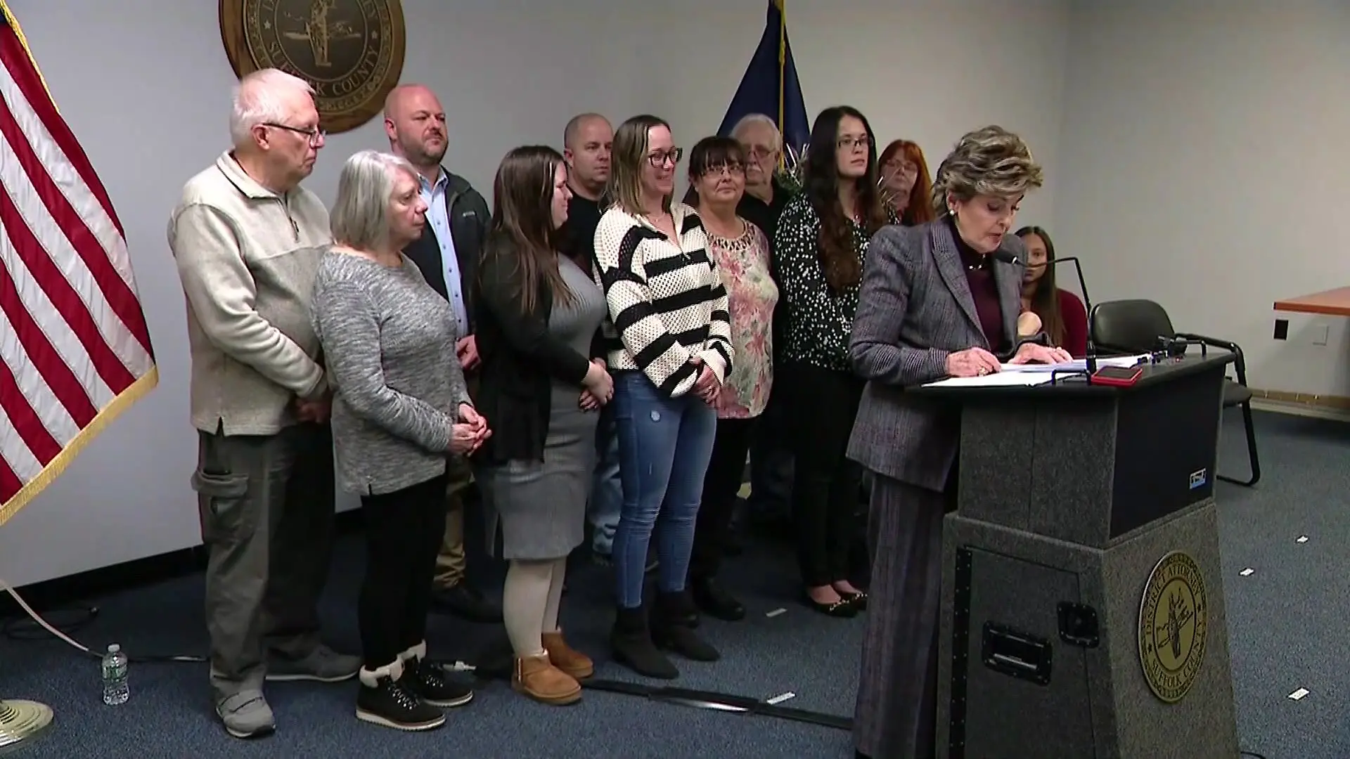 Angehörige von mutmaßlichen Heuermann-Opfern bei einer Pressekonferenz des Bezirke Suffolk County 