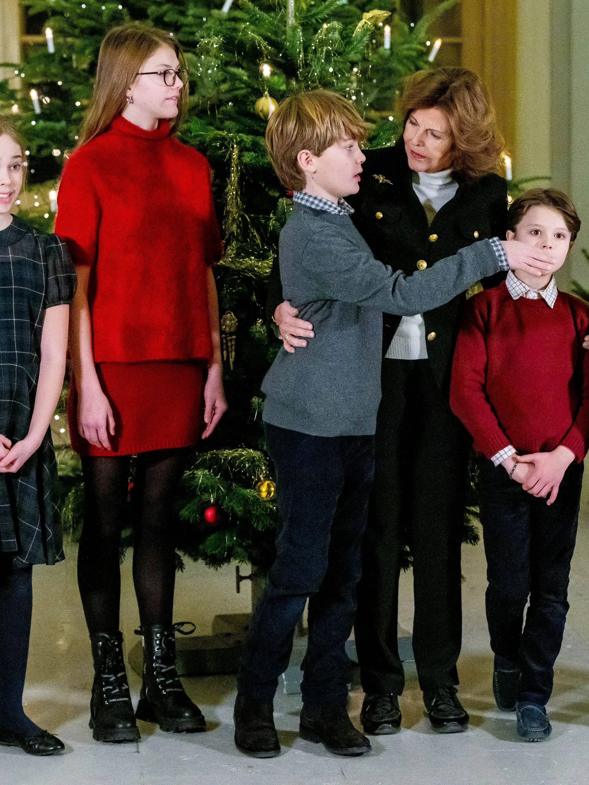 Königin Silvia (SE), Prinzessin Estelle (SE), Prinz Oscar (SE), Prinz Alexander (SE), Prinz Gabriel (SE), Prinz Julian (SE), Prinzessin Leonore (SE), Prinz Nicolas (SE), Prinzessin Adrienne (SE), bei der traditionellen Übergabe der Weihnachtsbäume durch Studenten der Forstwirtschaftsakademie (Skogshögskolan) im Königlichen Schloss in Stockholm, Schweden, 16. Dezember 2024.