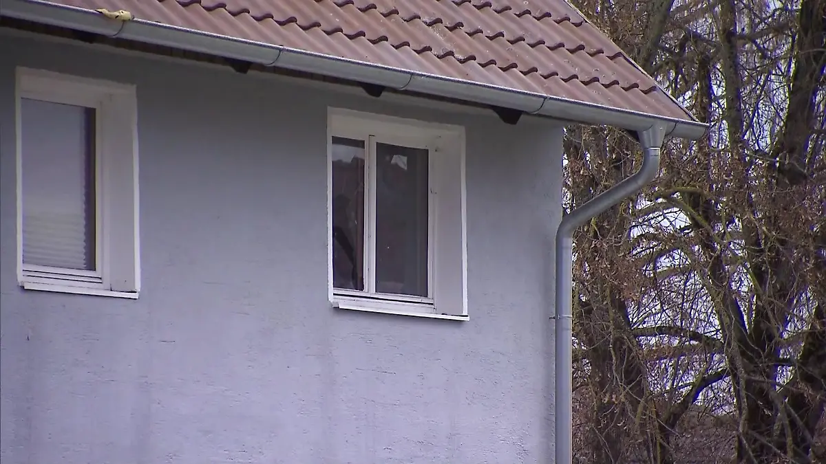 In diesem Haus in der Gemeinde Dietingen ist ein Junge durch einen Schuss schwer verletzt worden. 
