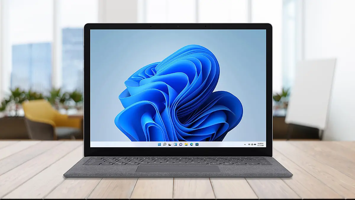 Microsoft Surface vier steht auf einem Tisch.