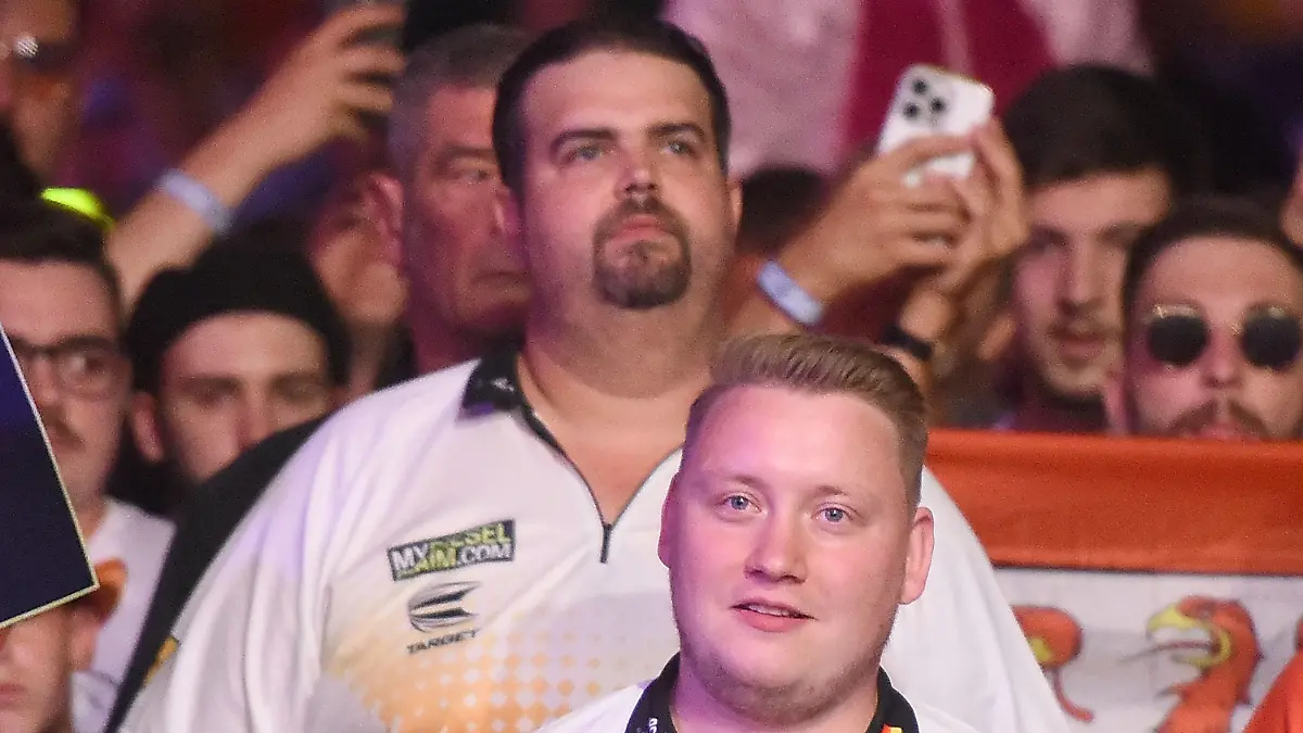 15.06.2023, xhbx, Dart World Cup of Darts, emspor, v.l. Gabriel Clemens Deutschland, Martin Schindler Deutschland DFL/DFB REGULATIONS PROHIBIT ANY USE OF PHOTOGRAPHS as IMAGE SEQUENCES and/or QUASI-VIDEO Frankfurt am Main *** 15 06 2023, xhbx, Dart World Cup of Darts, emspor, v l Gabriel Clemens Germany , Martin Schindler Germany DFL DFB REGULATES PROHIBIT ANY USE OF PHOTOGRAPHS as IMAGE SEQUENCES and or QUASI VIDEO Frankfurt am Main