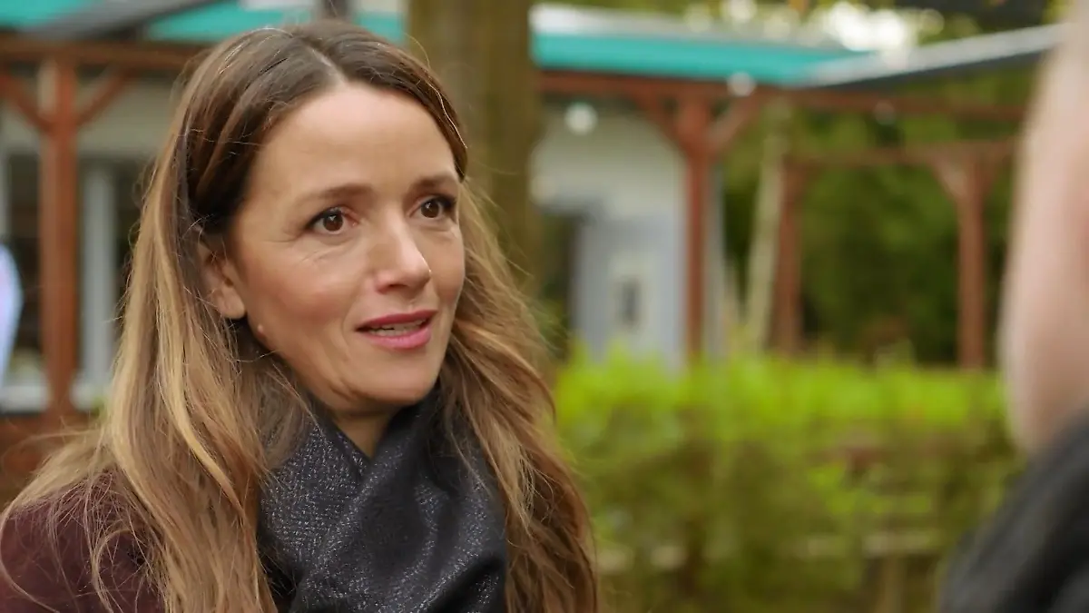 Jenny kann es gar nicht glauben, wer da in Essen plötzlich vor ihr steht. 