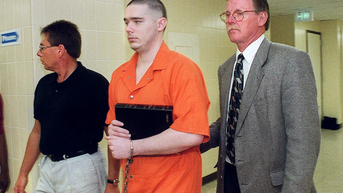 Joseph Corcoran is led to the City-County Lockup on Aug. 26, 1999, in Fort Wayne, Ind., after being sentenced to death in the slayings of four people in July 1997. (Matt Sullivan/The Journal-Gazette via AP)