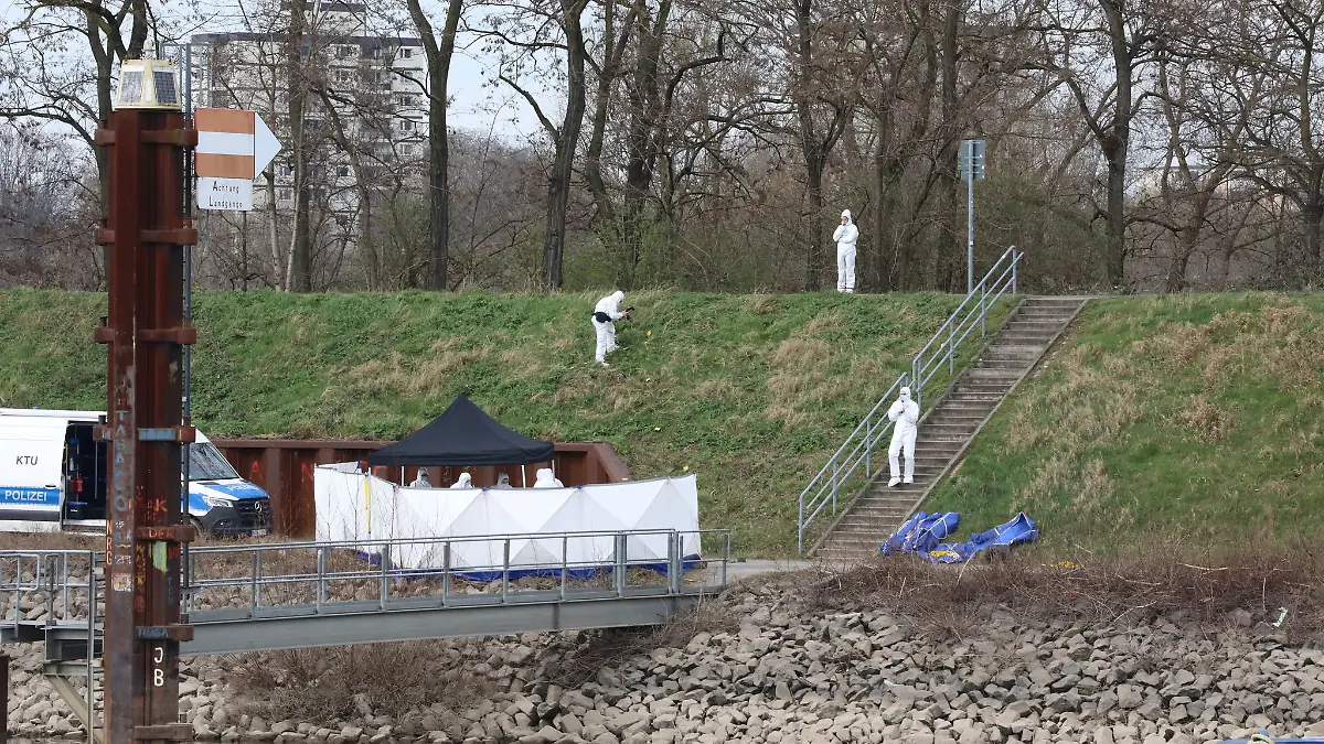Ermittler bei der Arbeit: Mehrere Monate nach dem Fund eines toten 15-Jährigen hat das Landgericht Köln Urteile gesprochen. (Archivbild)